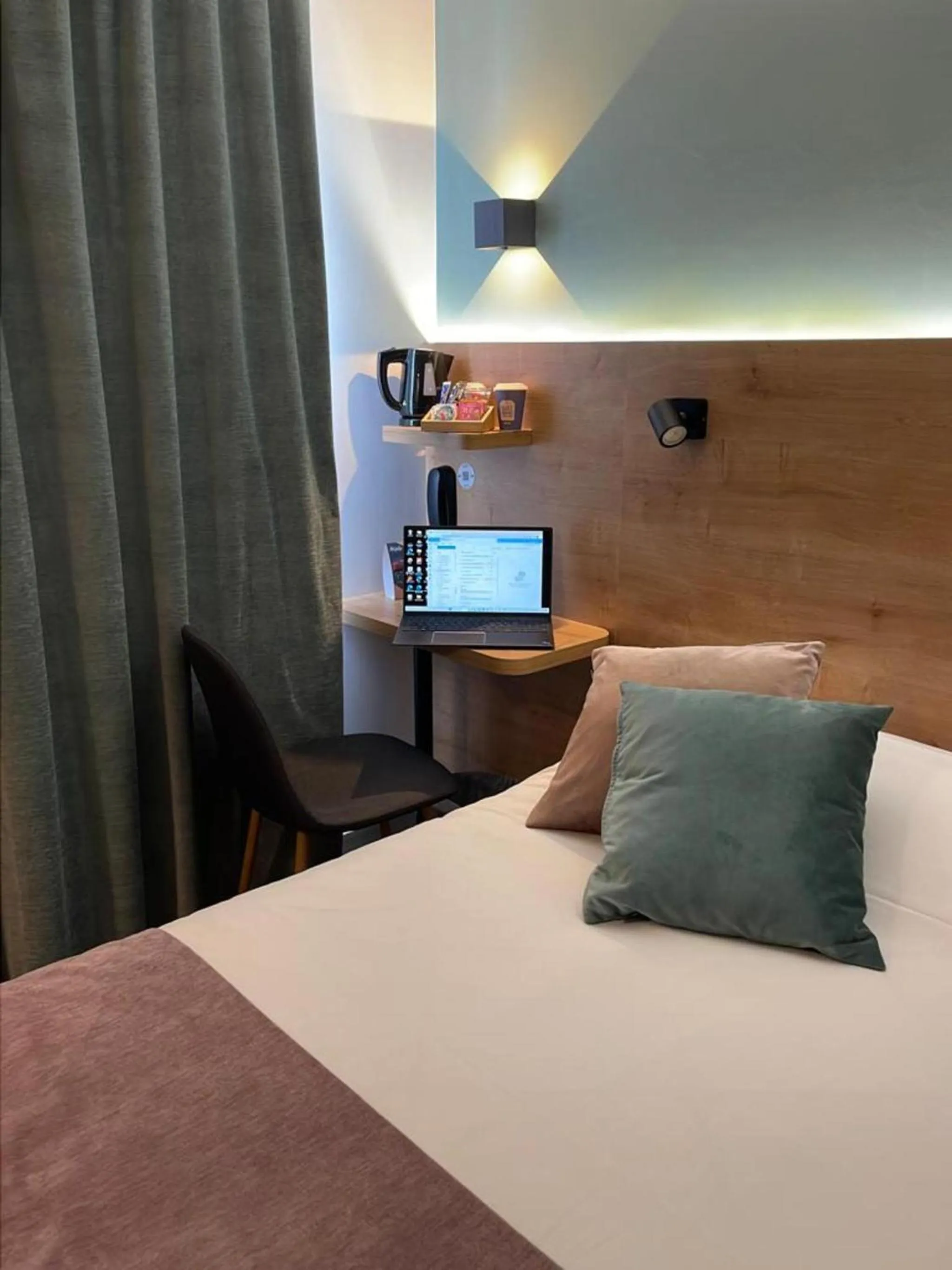 Bedroom, Bed in Kyriad Montpellier Sud - A709