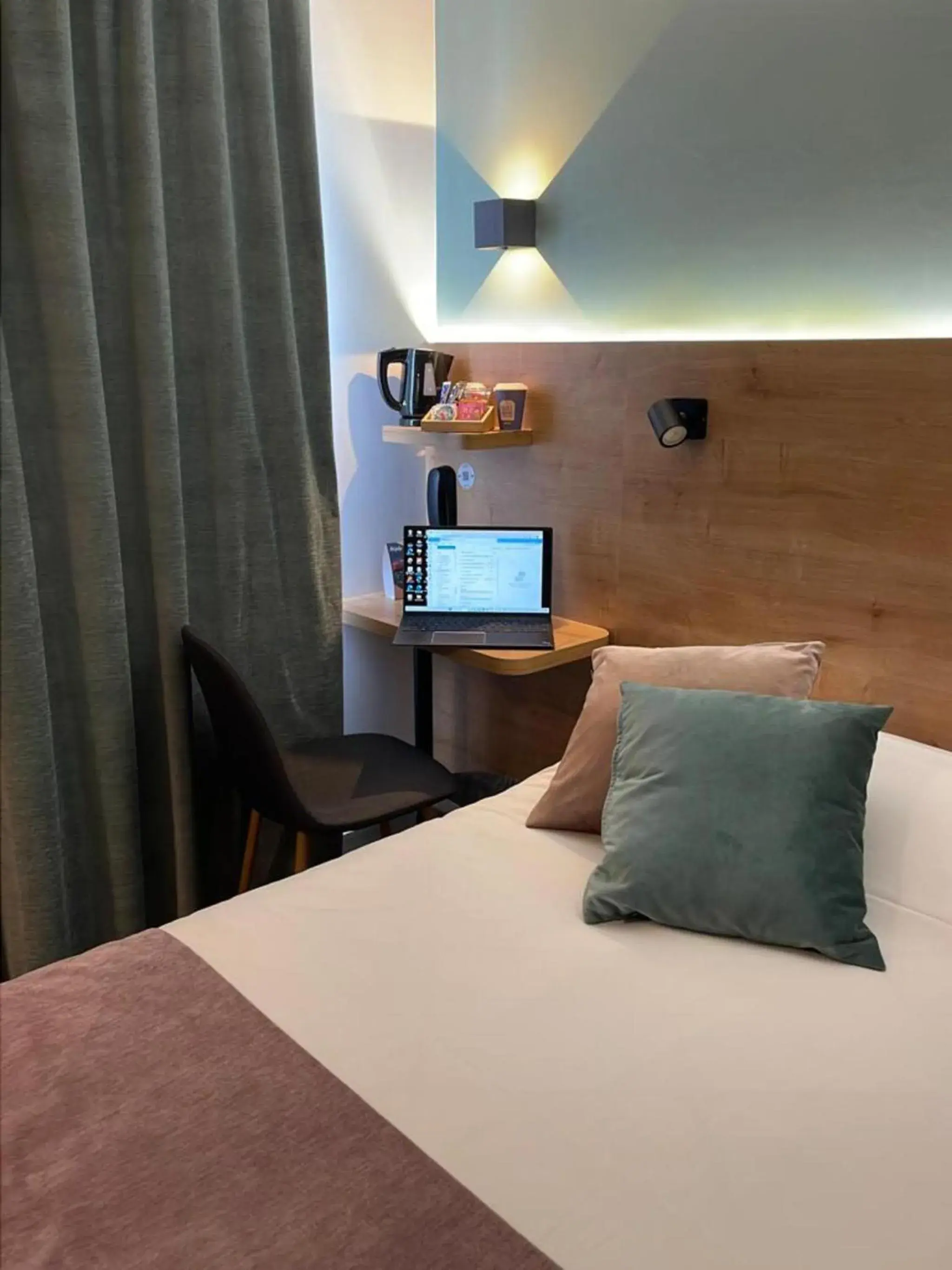 Bedroom, Bed in Kyriad Montpellier Sud - A709 Bedroom, Bed in Kyriad Montpellier Sud - A709