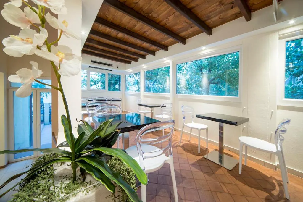 Restaurant/places to eat in Atmosphere Suite Hotel