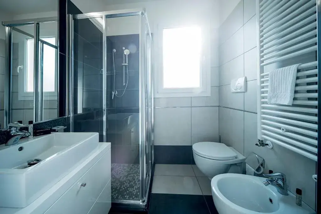 Shower, Bathroom in Atmosphere Suite Hotel