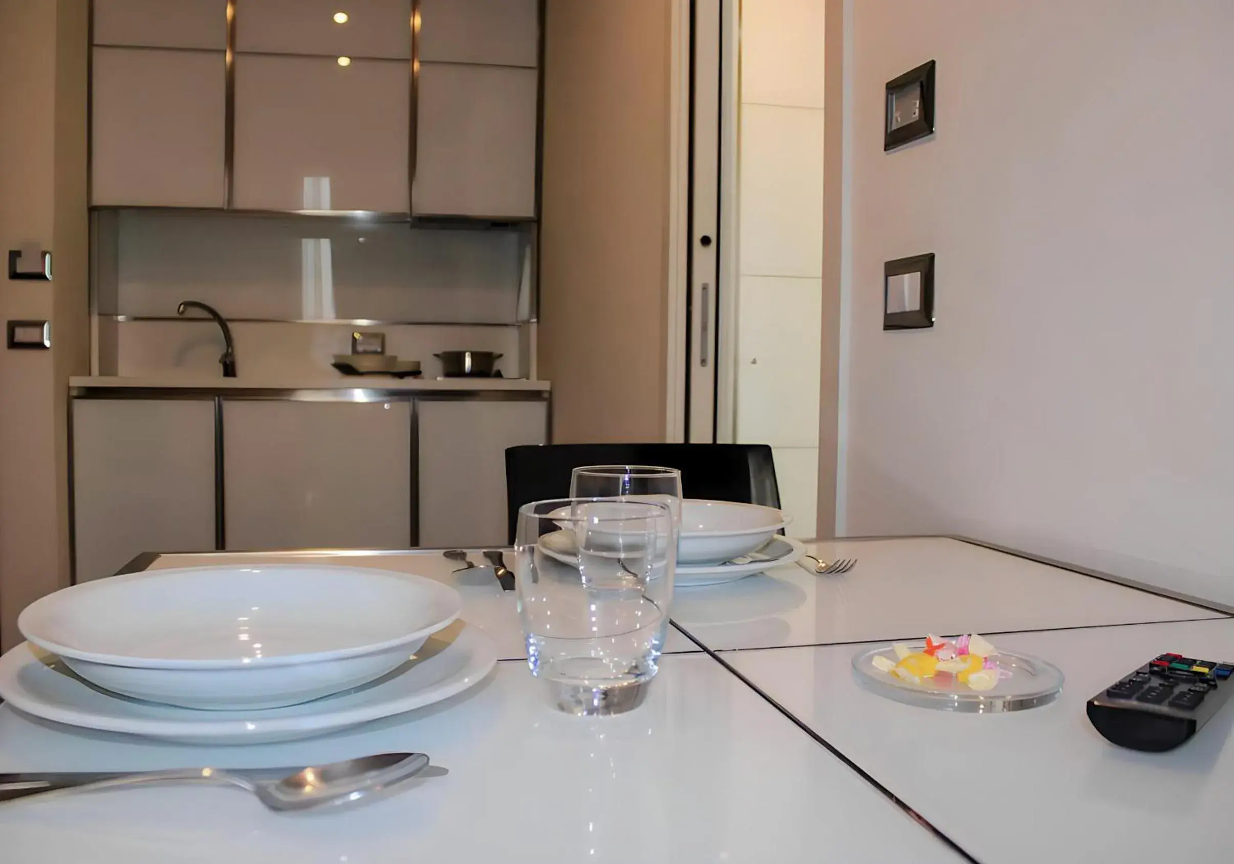 Kitchen or kitchenette, Dining Area in Atmosphere Suite Hotel