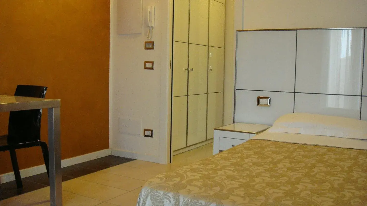 Communal lounge/ TV room, Bed in Atmosphere Suite Hotel