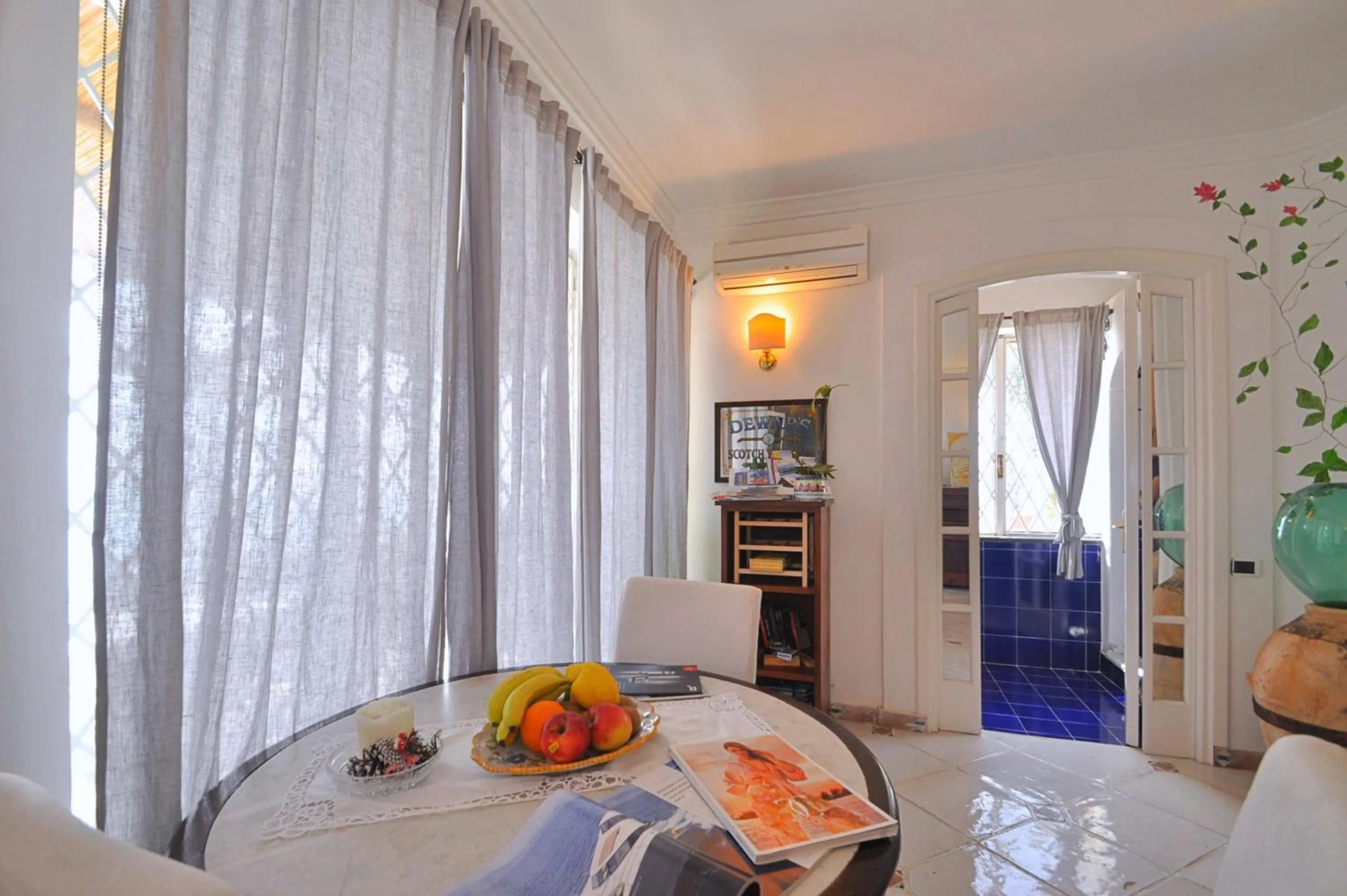Dining area, Bed in Star Fish House