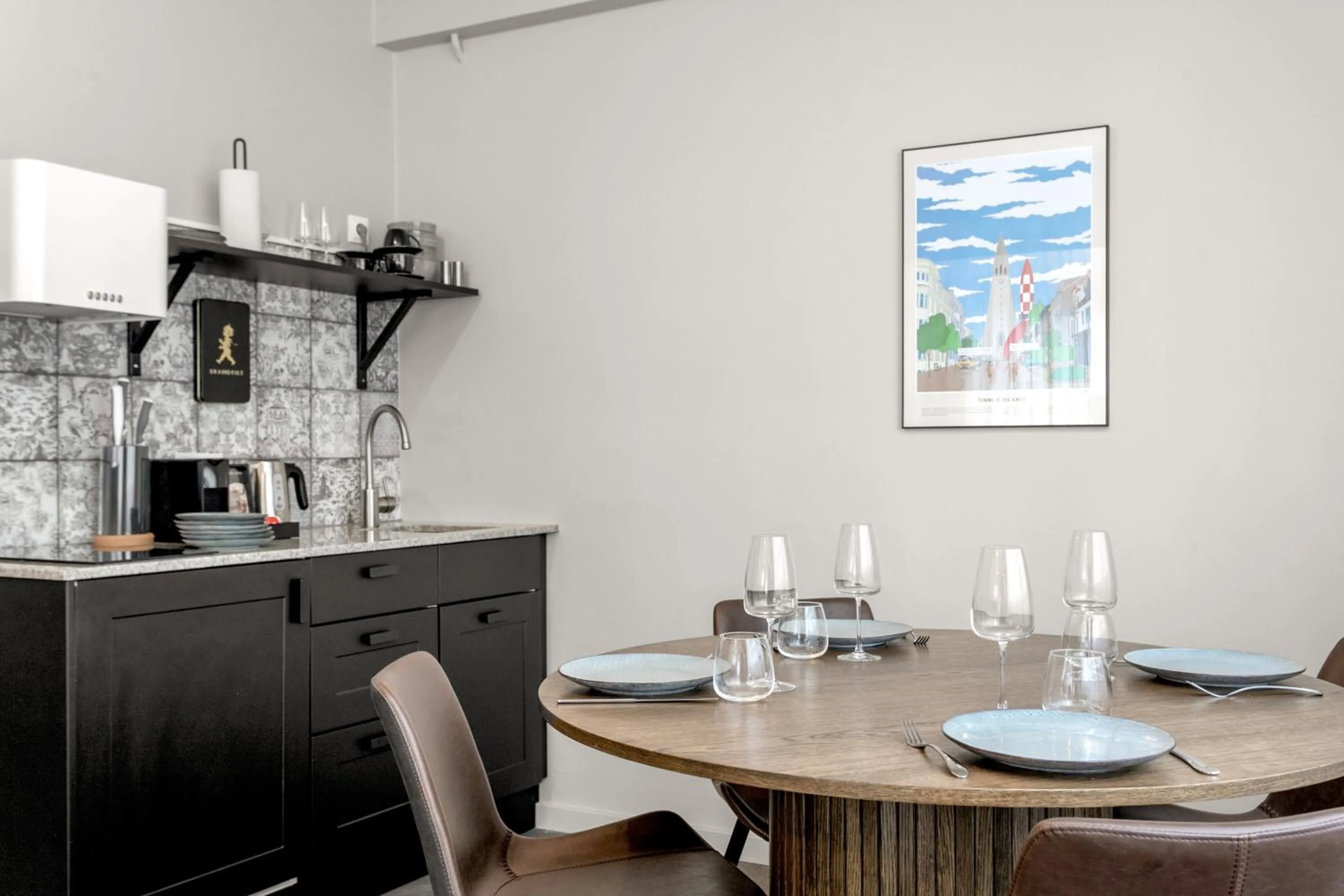 Coffee/tea facilities in The Swan House by Heimaleiga