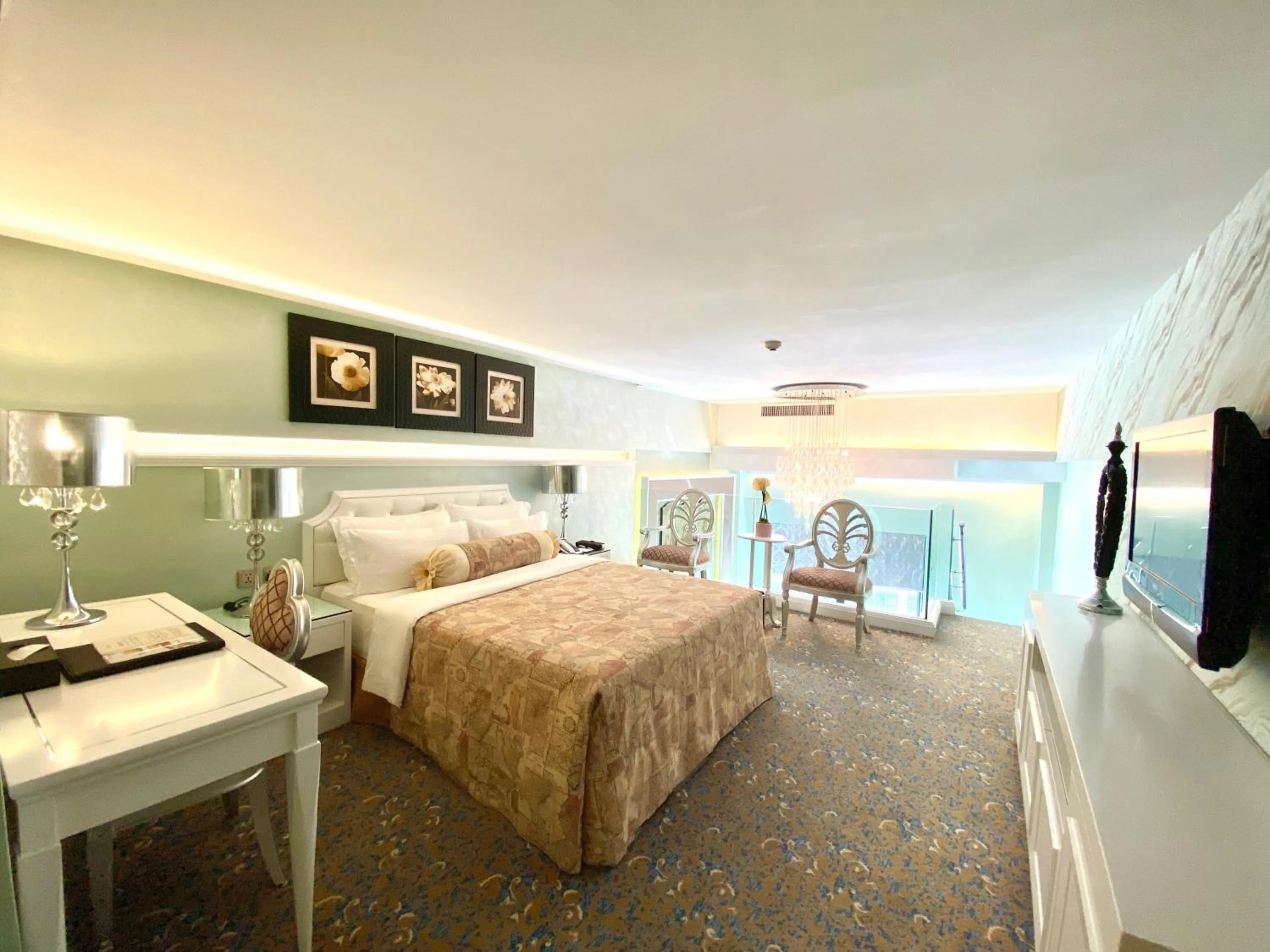 Photo of the whole room, Bed in Hotel Metropole