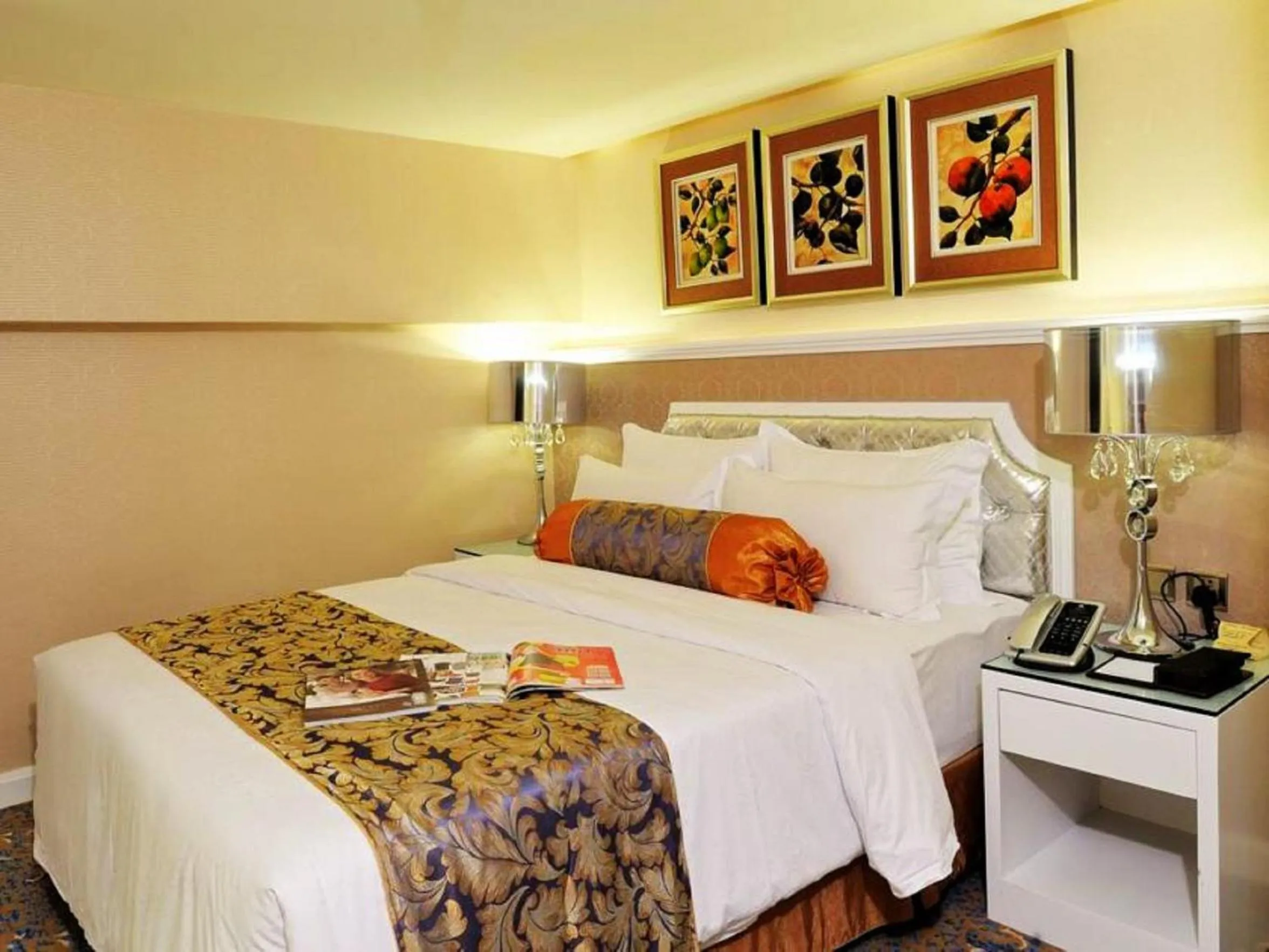 Photo of the whole room, Bed in Hotel Metropole