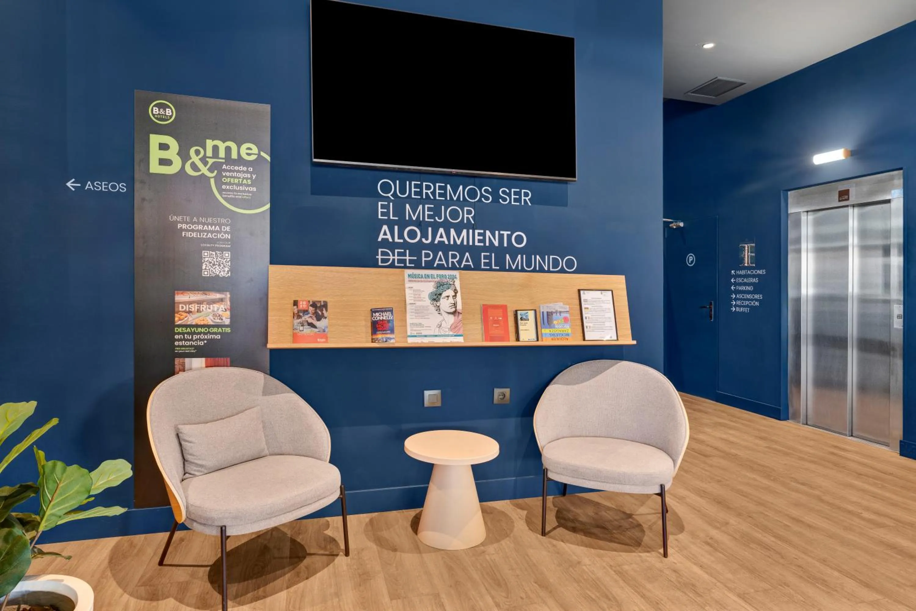 Seating area in B&B HOTEL Zaragoza Centro