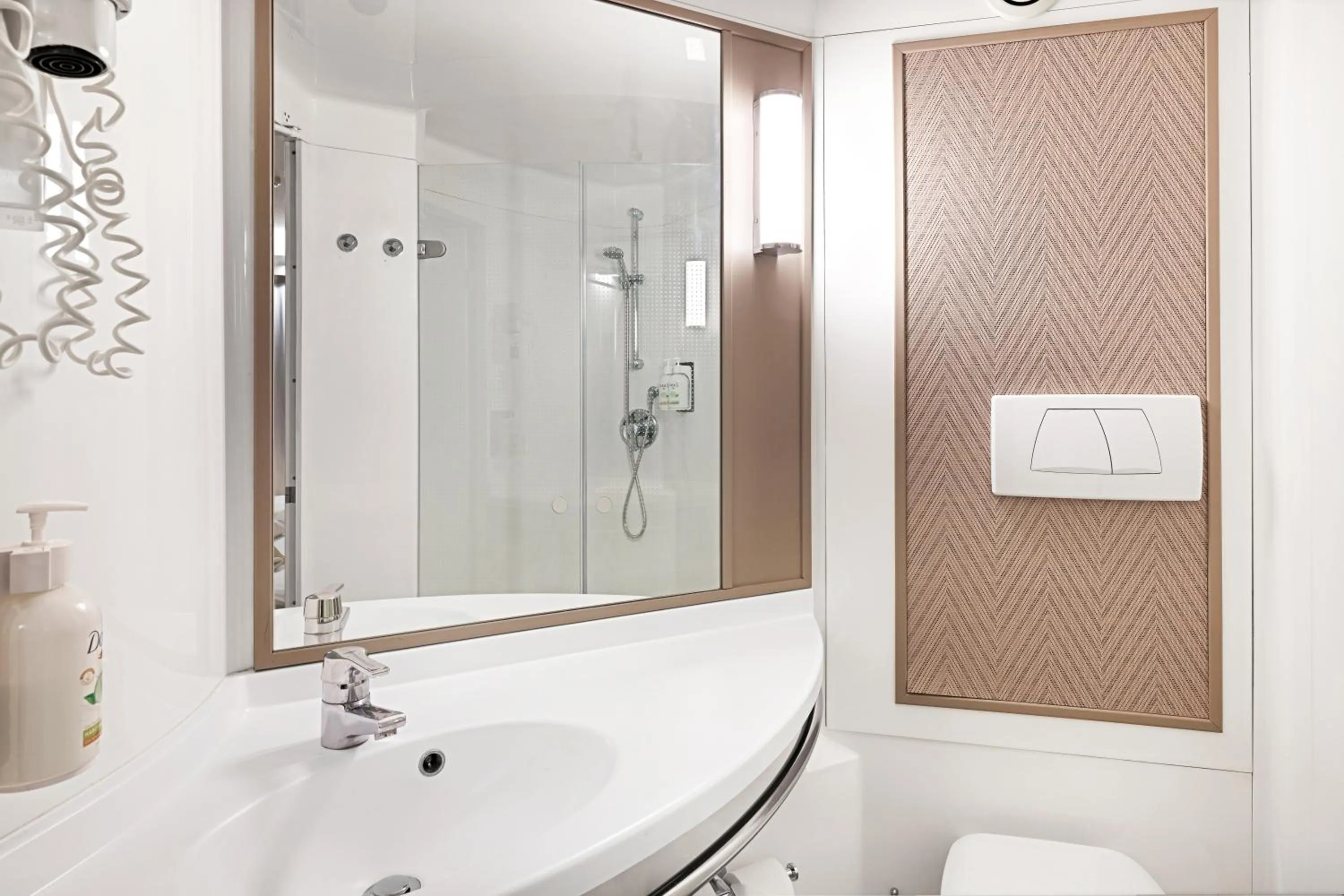 Toilet in B&B HOTEL Zaragoza Centro