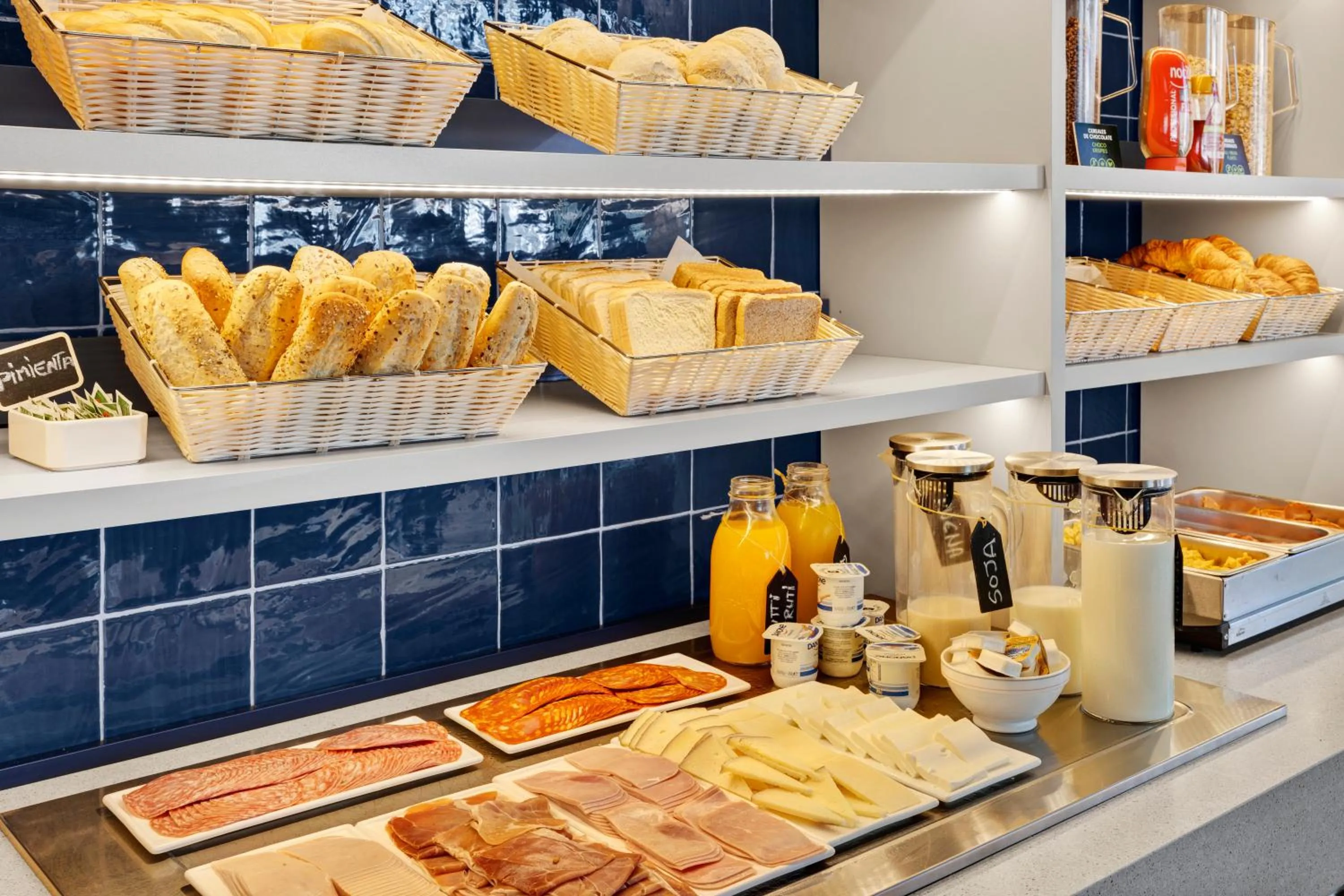 Buffet breakfast in B&B HOTEL Zaragoza Centro