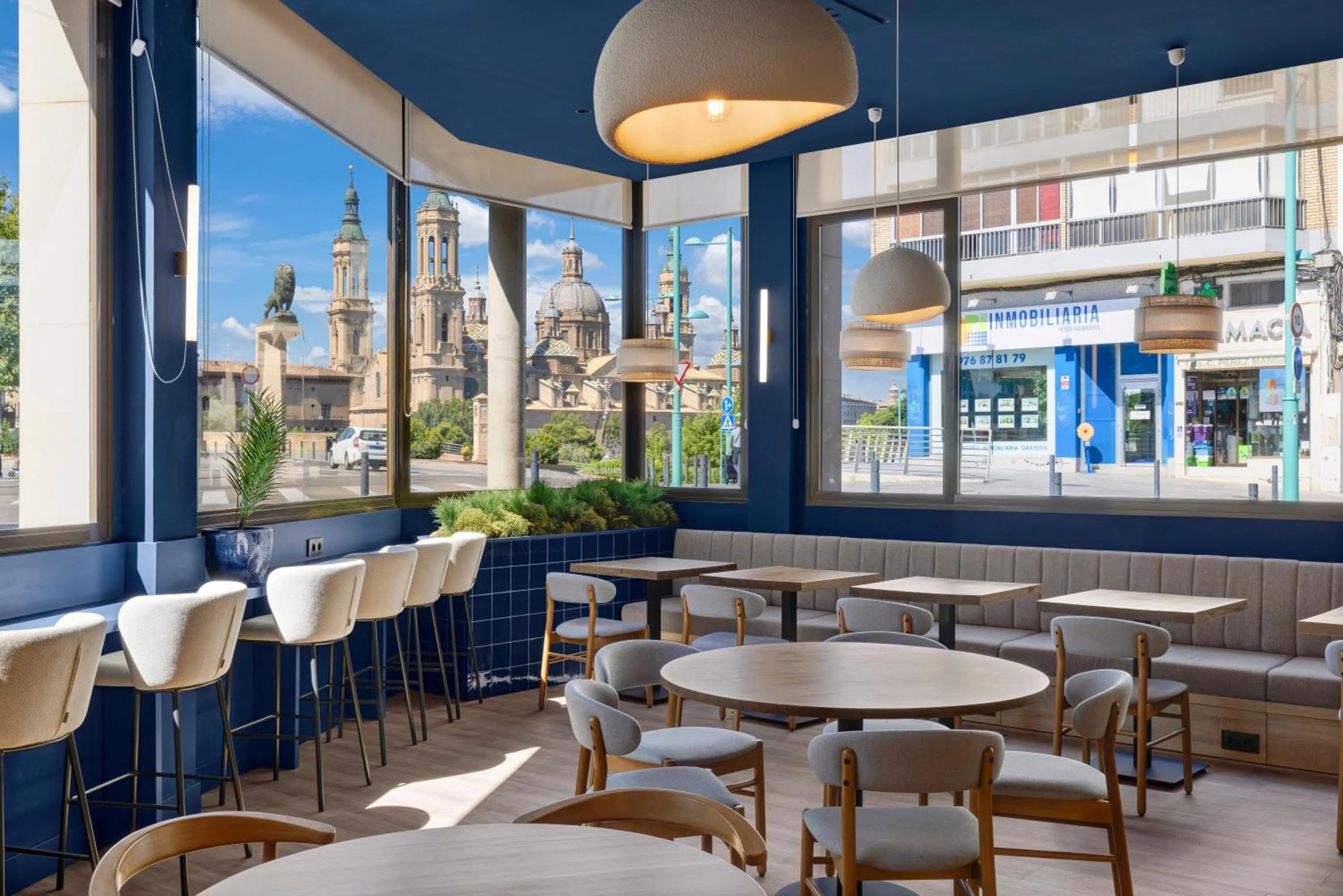 Seating area in B&B HOTEL Zaragoza Centro
