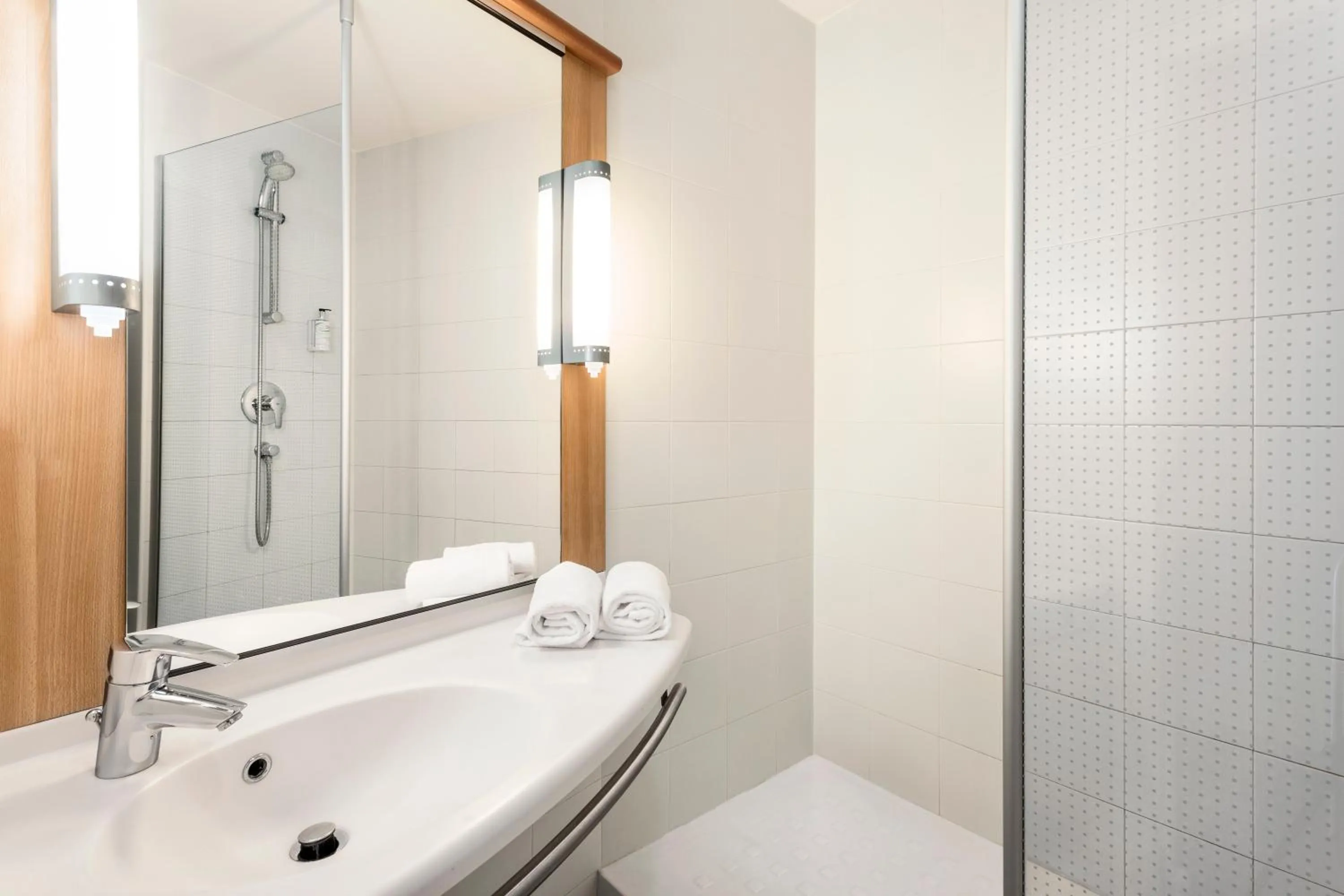 Shower in B&B HOTEL Barcelona Mataro