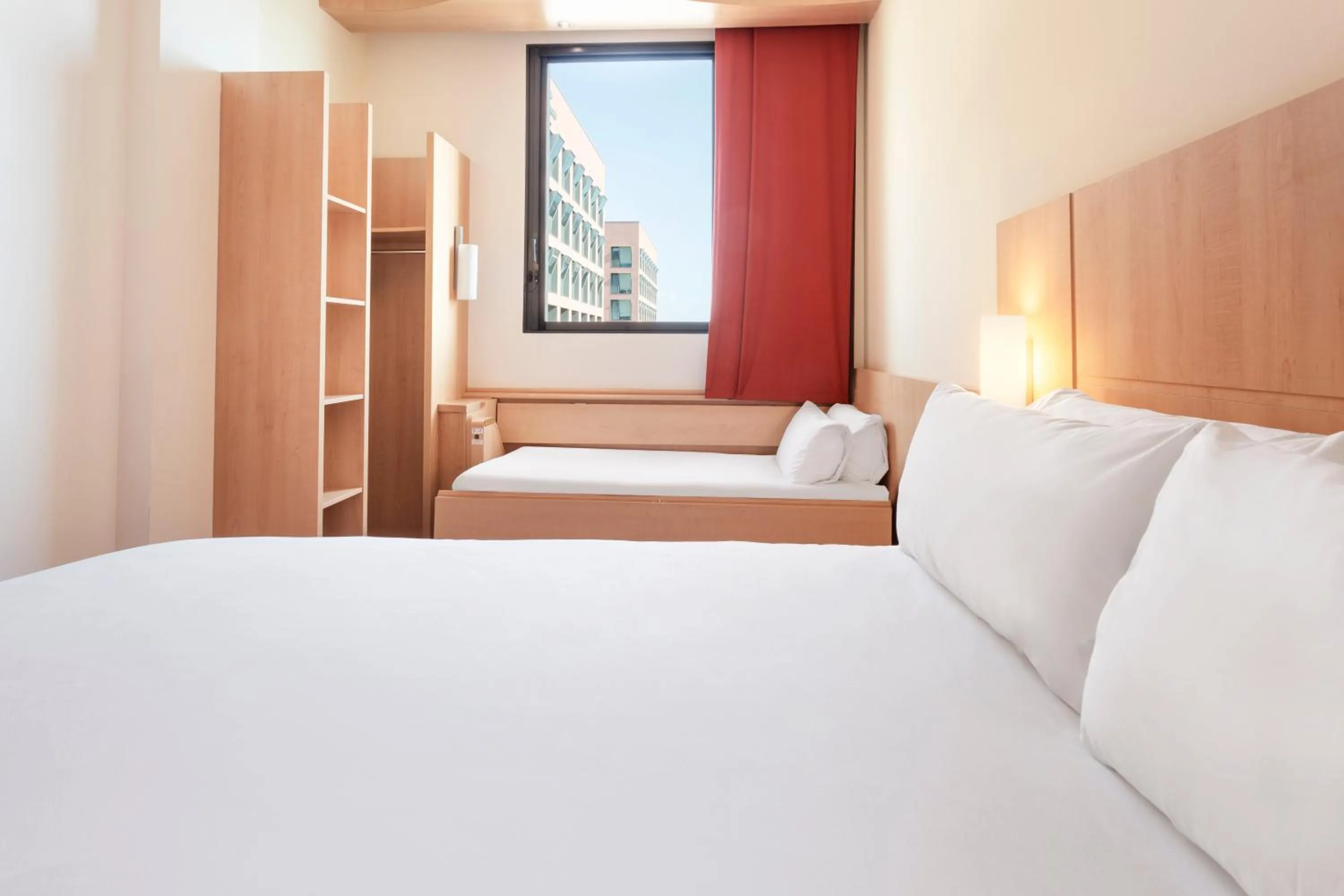 Bed in B&B HOTEL Barcelona Mataro