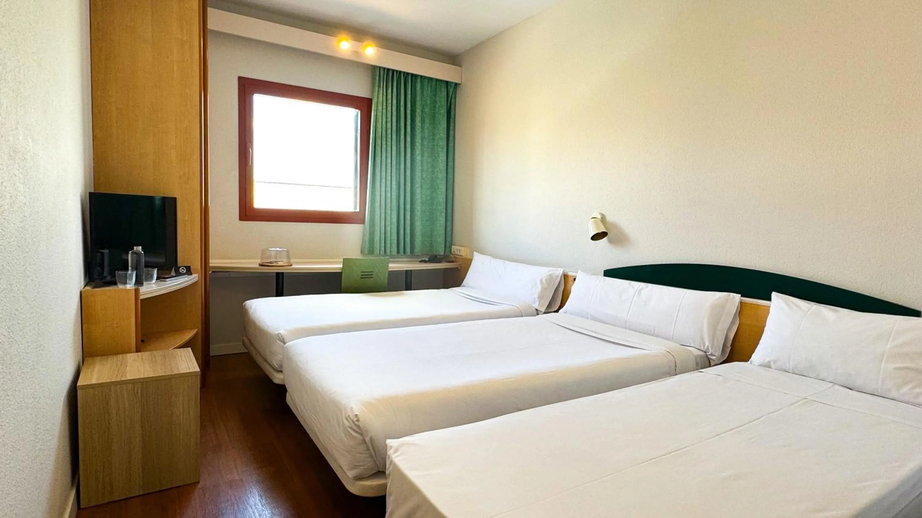 Bed in Hotel Iris Guadalajara