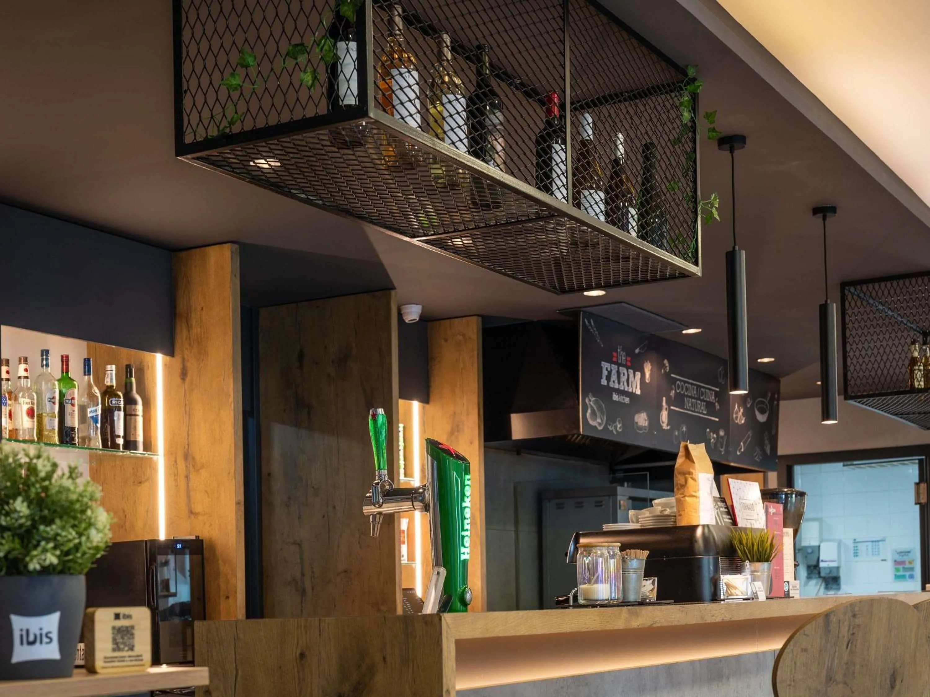 Lounge or bar in Ibis Montmelo Granollers