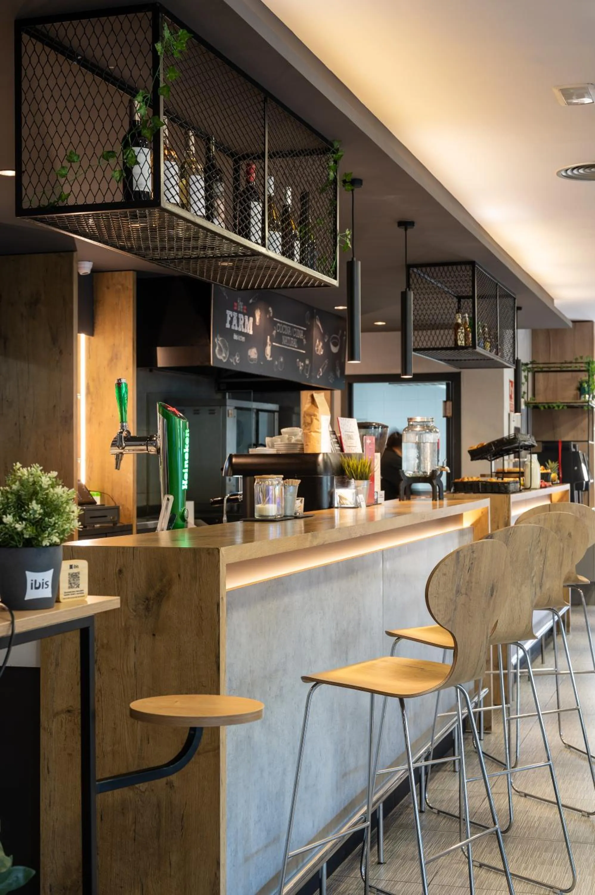 Lounge or bar in Ibis Montmelo Granollers