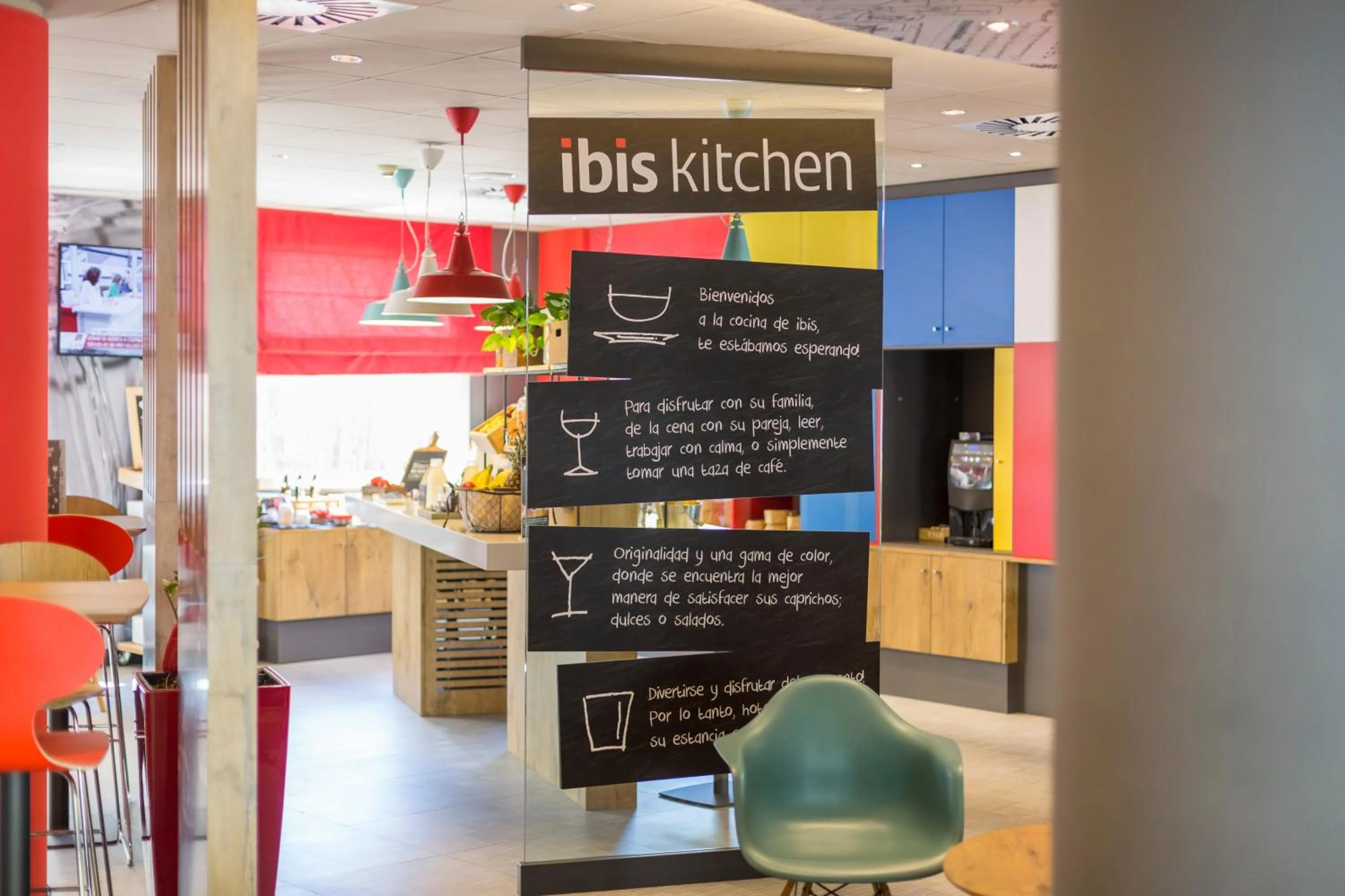 Restaurant/places to eat in Ibis Barcelona Castelldefels