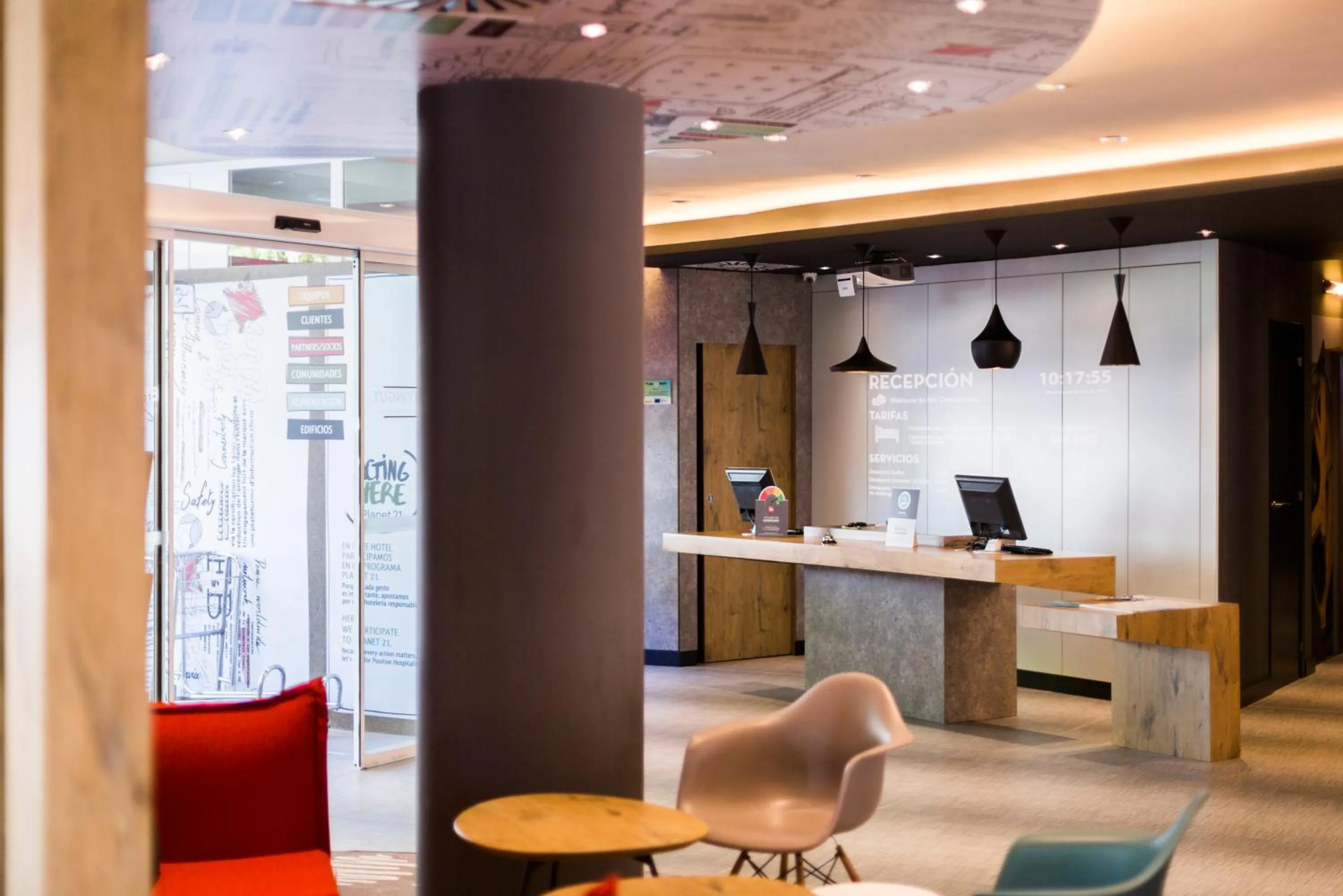 Restaurant/places to eat in Ibis Barcelona Castelldefels