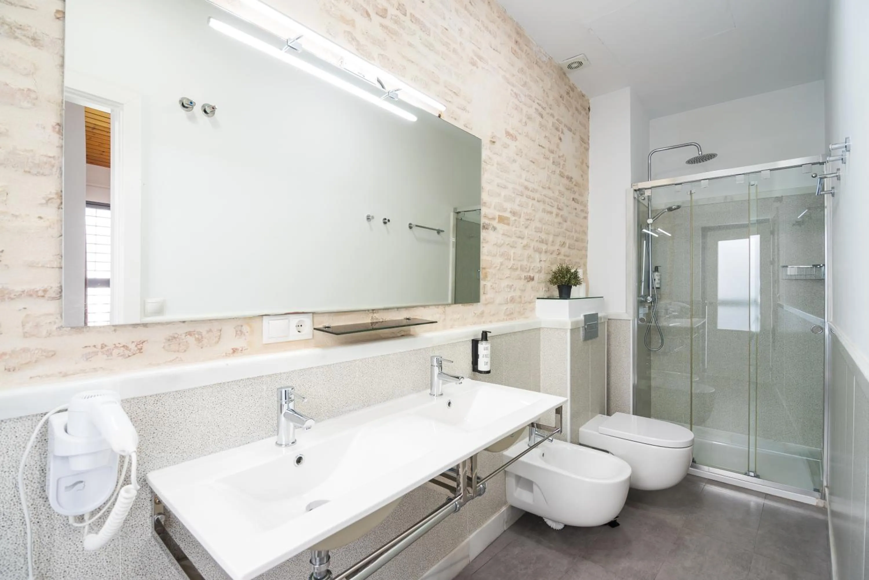 Shower in Plaza de Armas