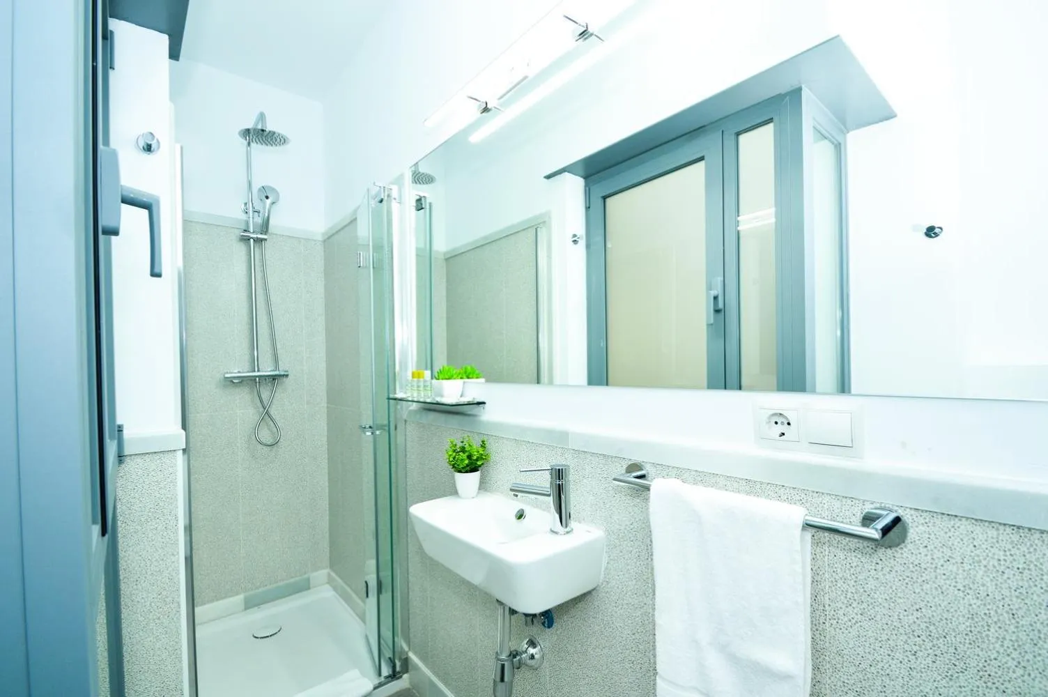 Shower in Plaza de Armas