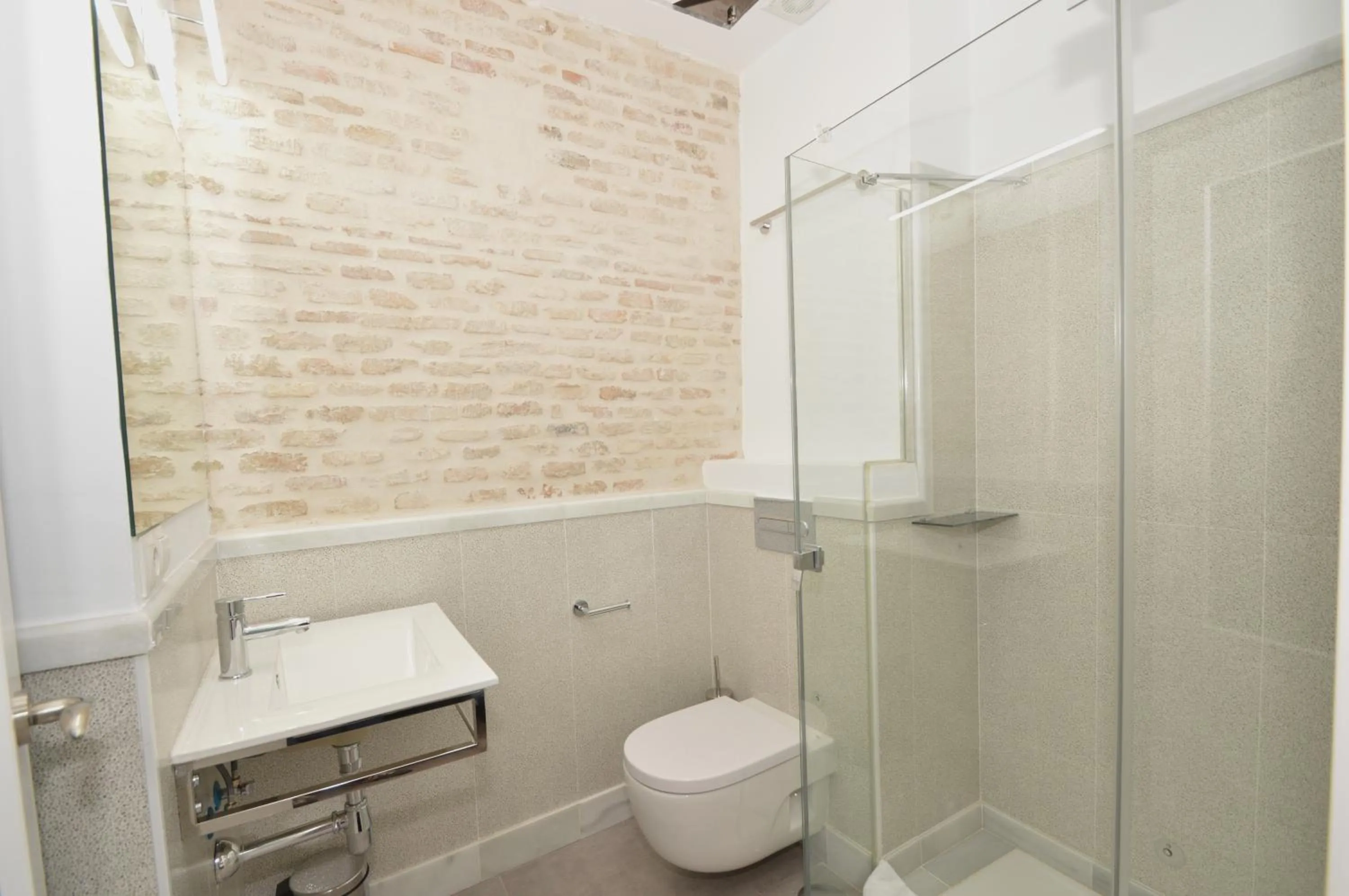 Shower in Plaza de Armas