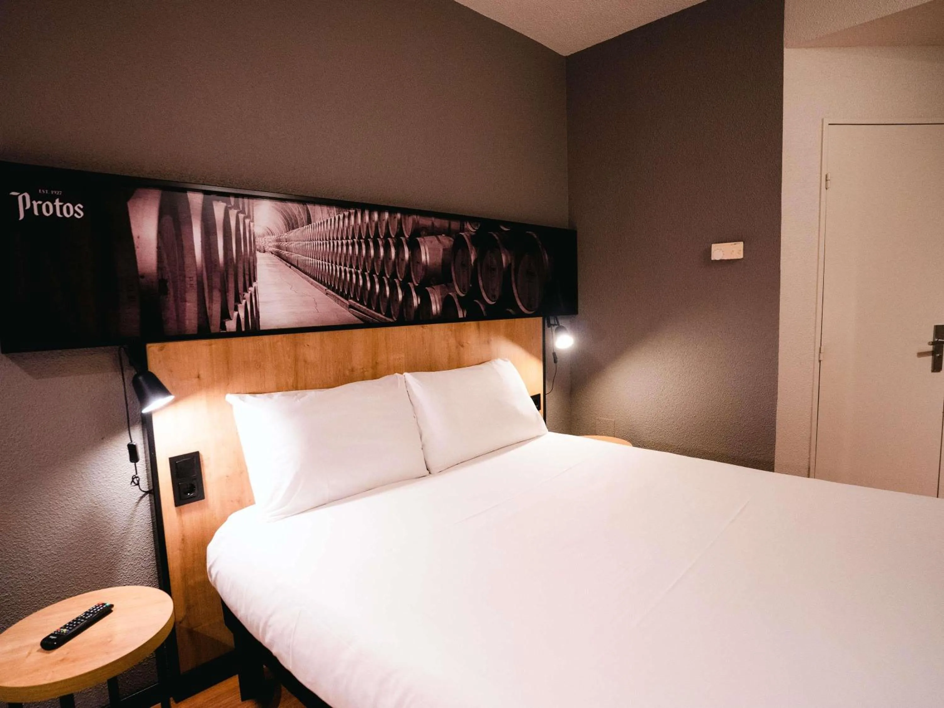 Bedroom, Bed in Ibis Valladolid