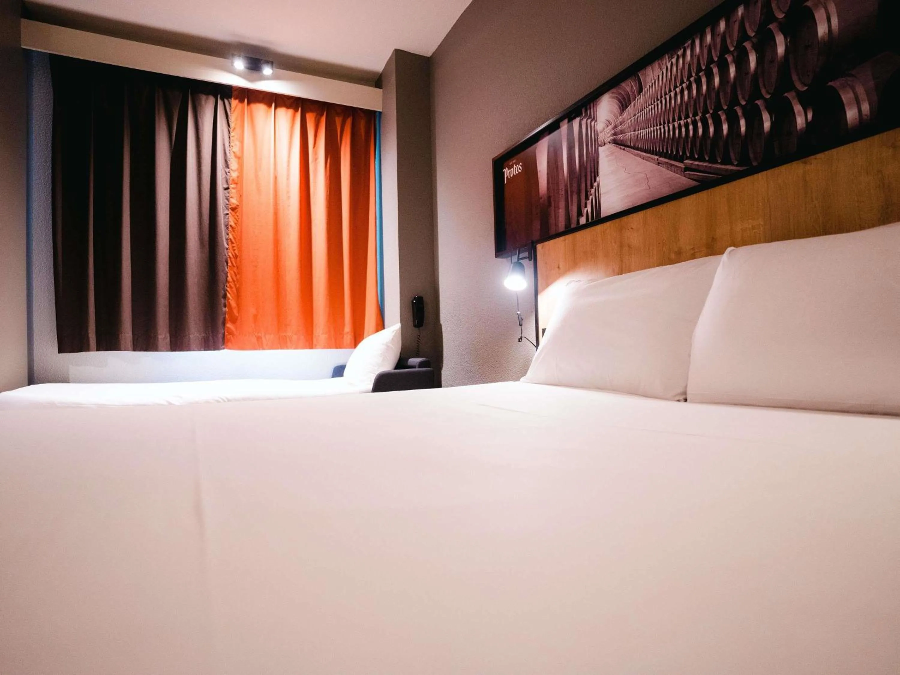 Bedroom, Bed in Ibis Valladolid