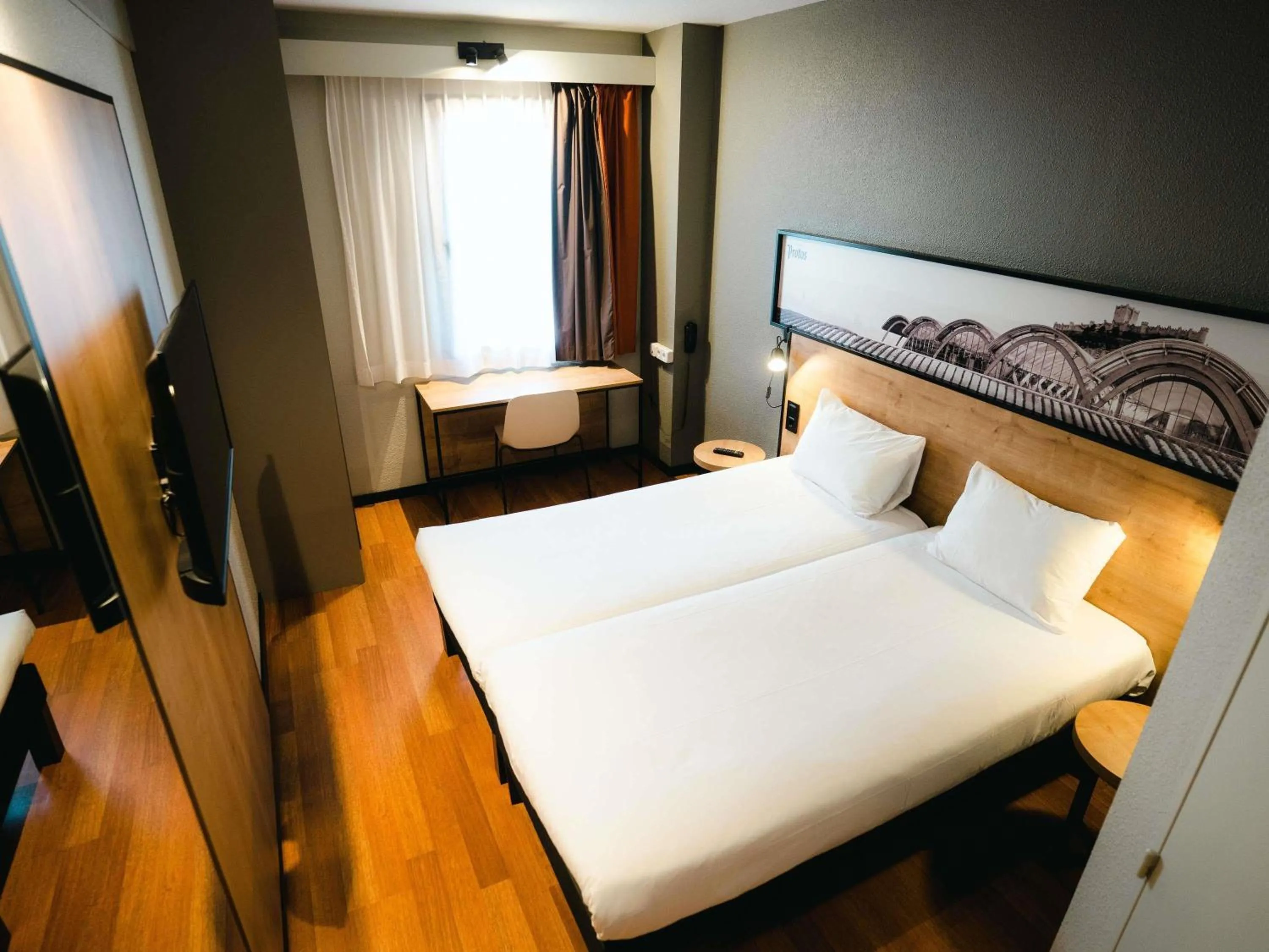 Bedroom, Bed in Ibis Valladolid