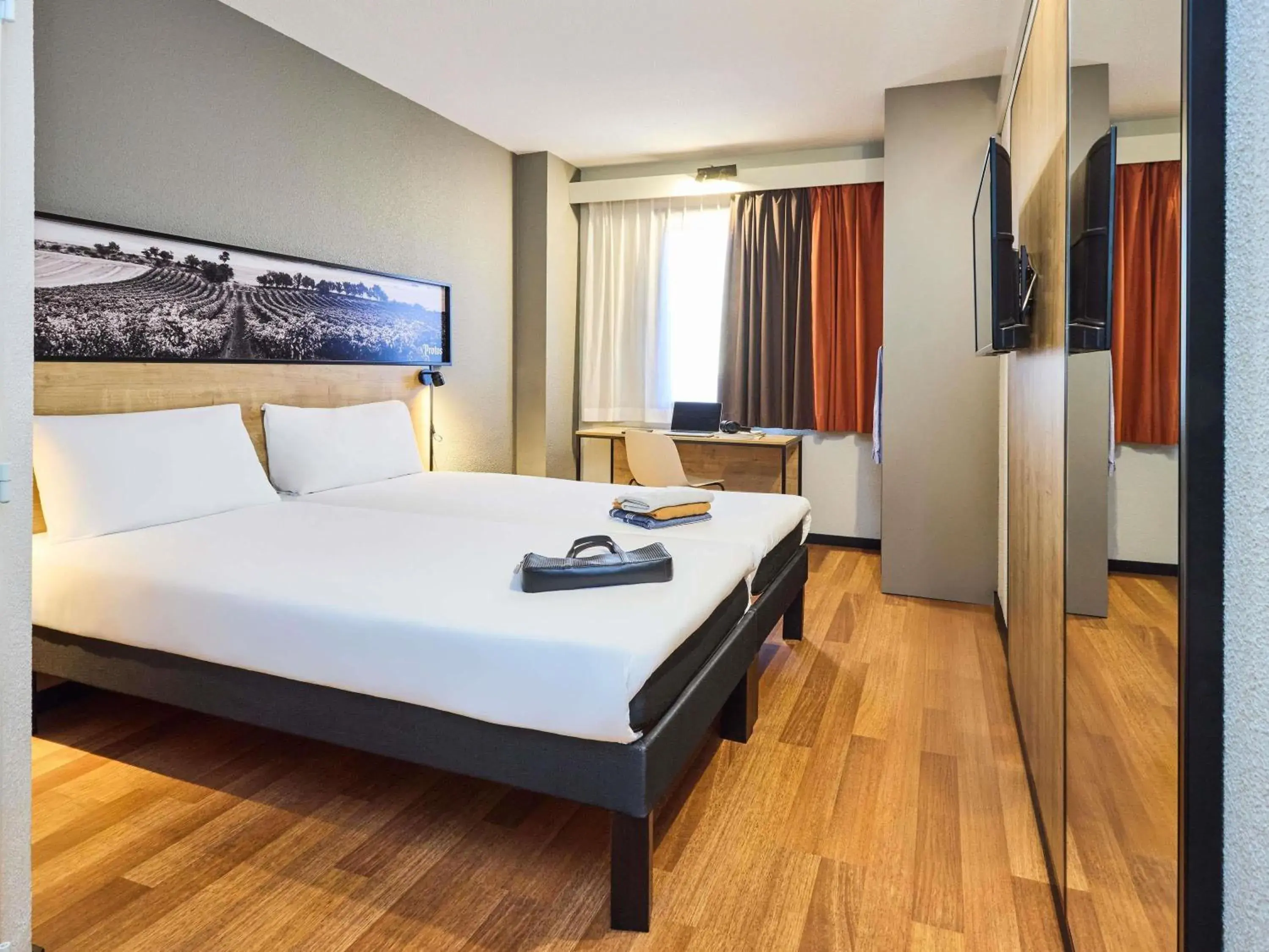 Property building, Bed in Ibis Valladolid Property building, Bed in Ibis Valladolid