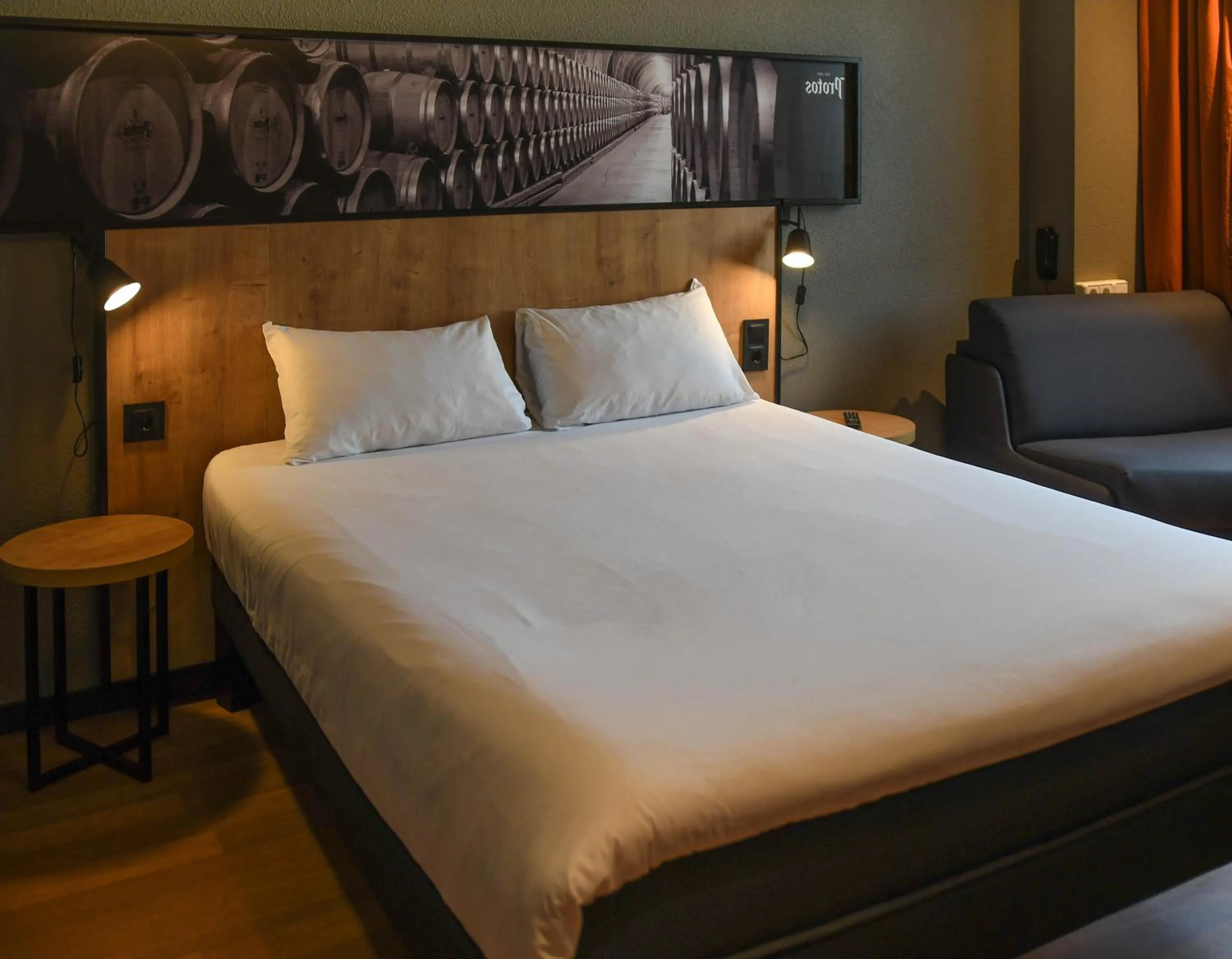 Photo of the whole room, Bed in Ibis Valladolid