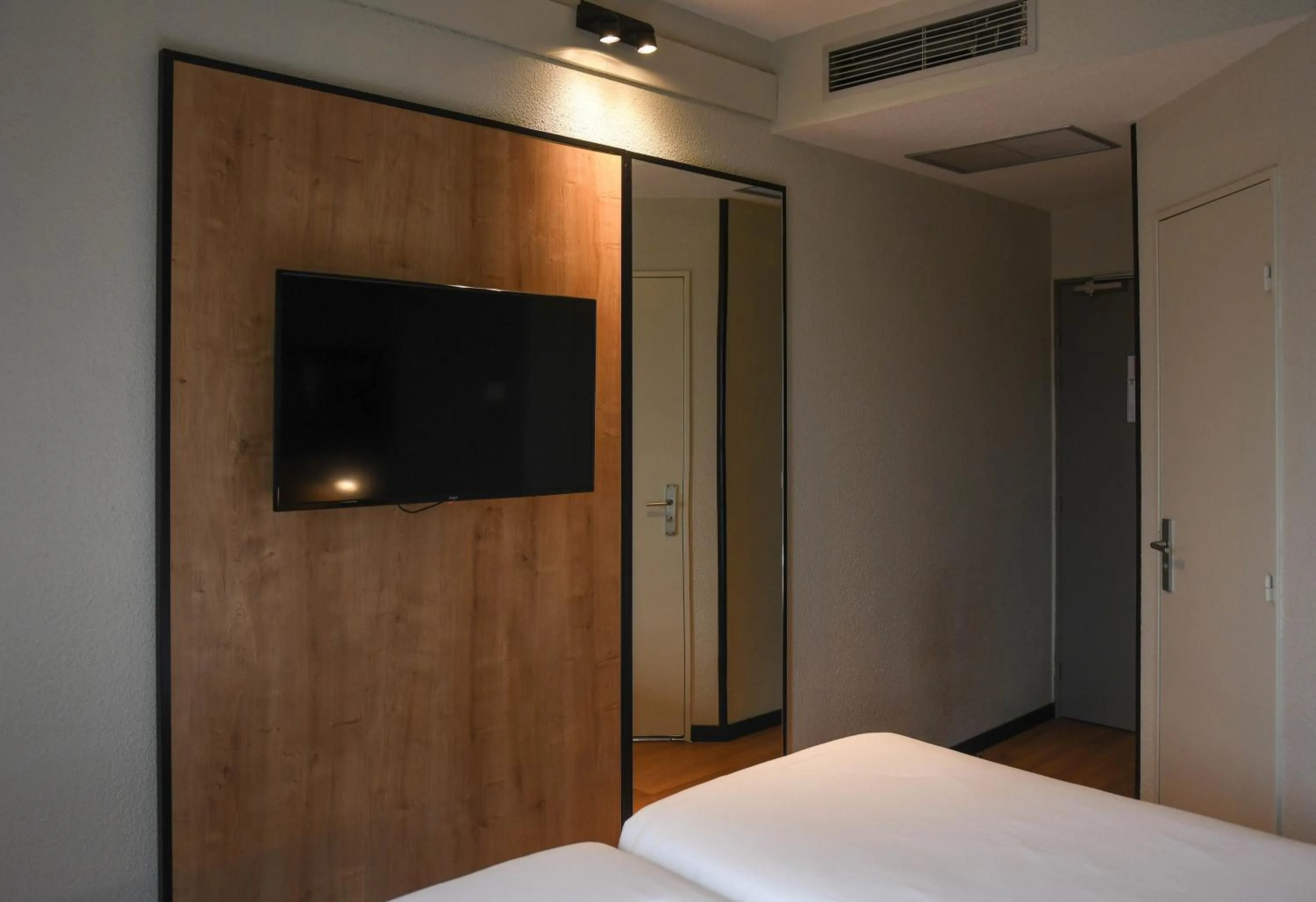 TV and multimedia, Bed in Ibis Valladolid