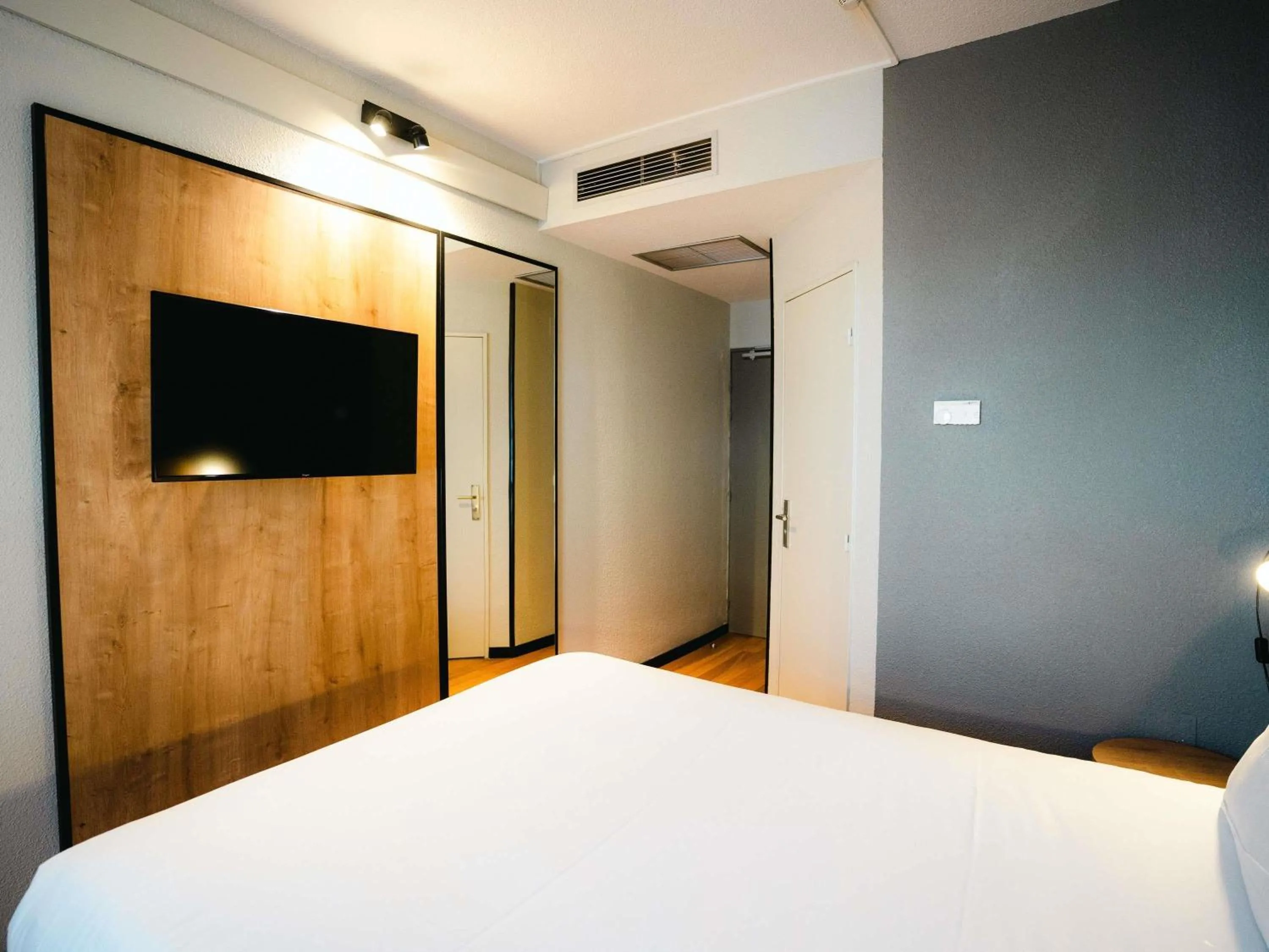 Bedroom, Bed in Ibis Valladolid