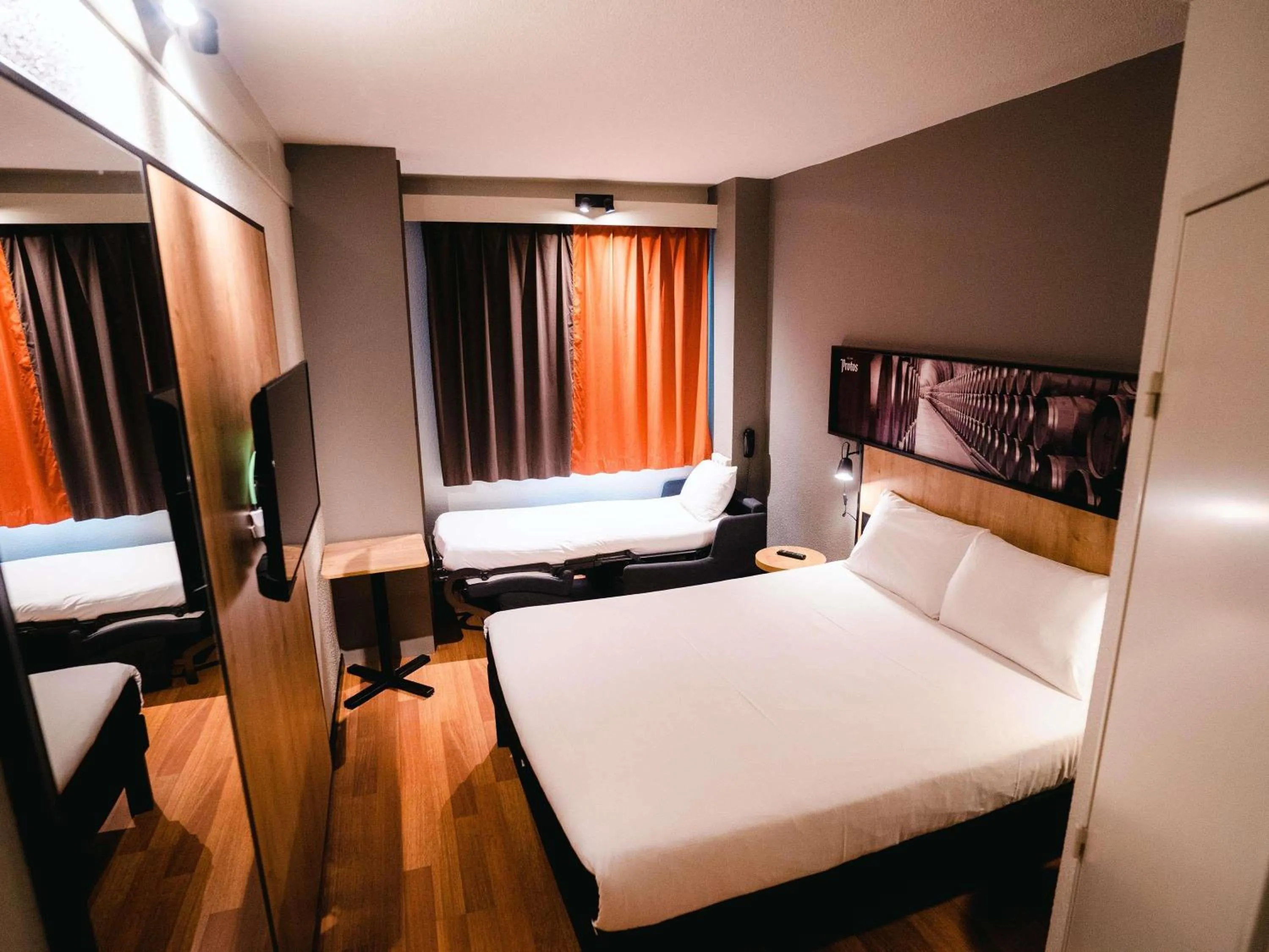 Bedroom, Bed in Ibis Valladolid