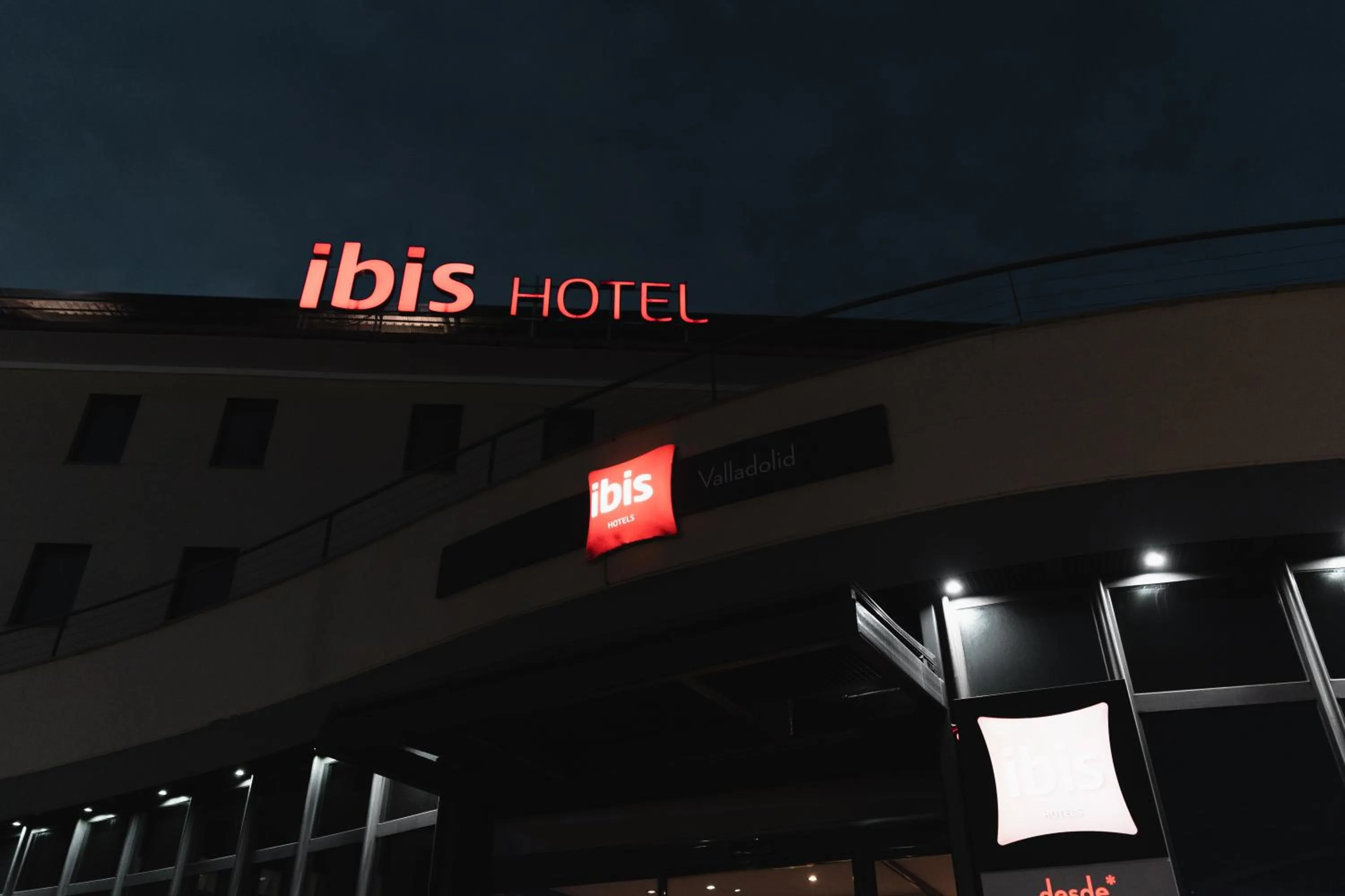 Logo/Certificate/Sign in Ibis Valladolid