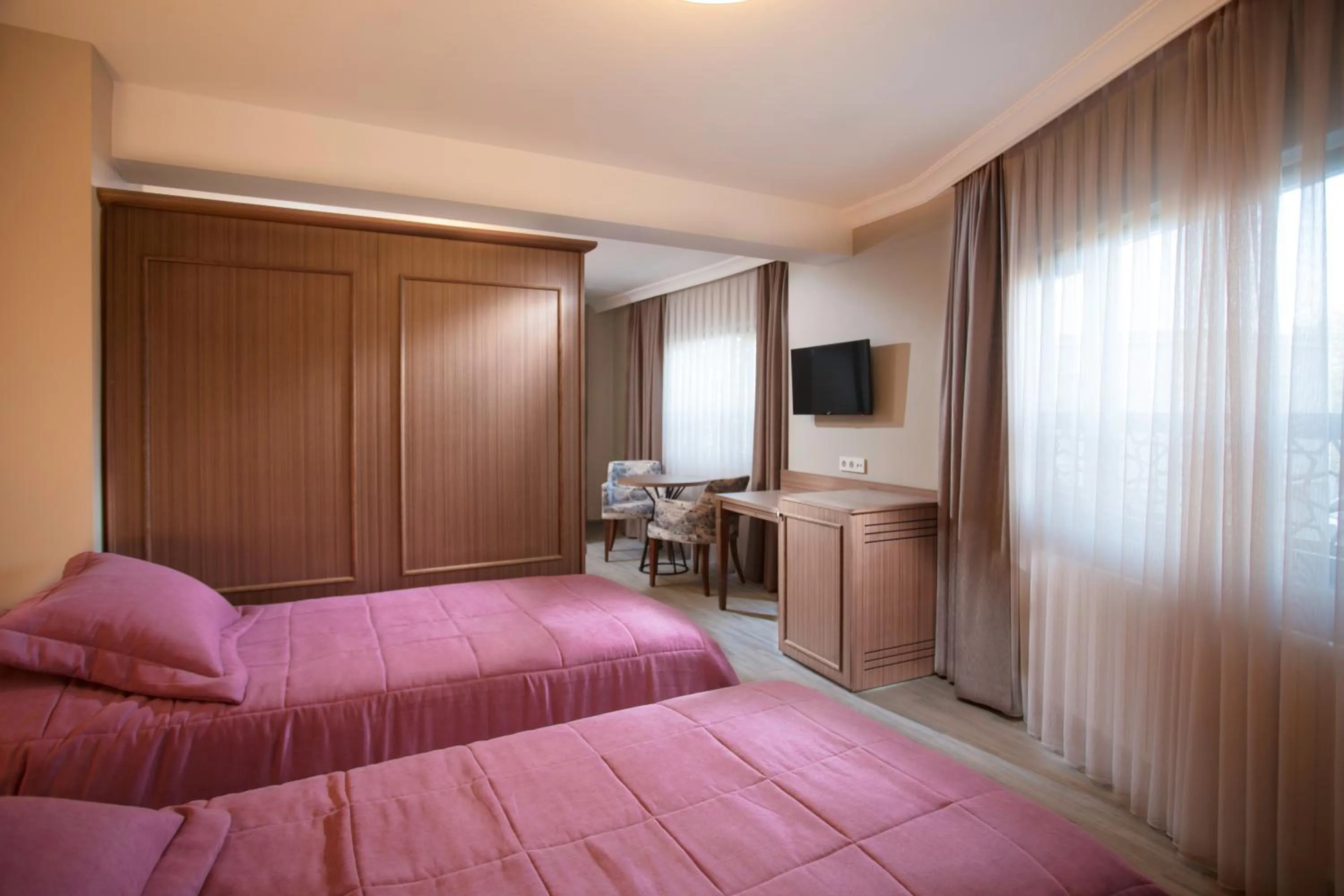 Communal lounge/ TV room, Bed in HALİT VARGÜN APART