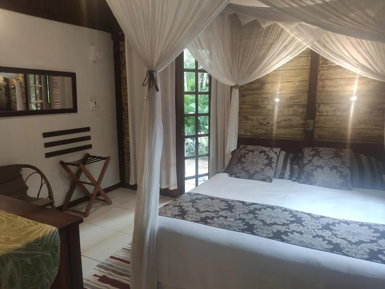 Photo of the whole room, Bed in Eliconial Paraty Pousada
