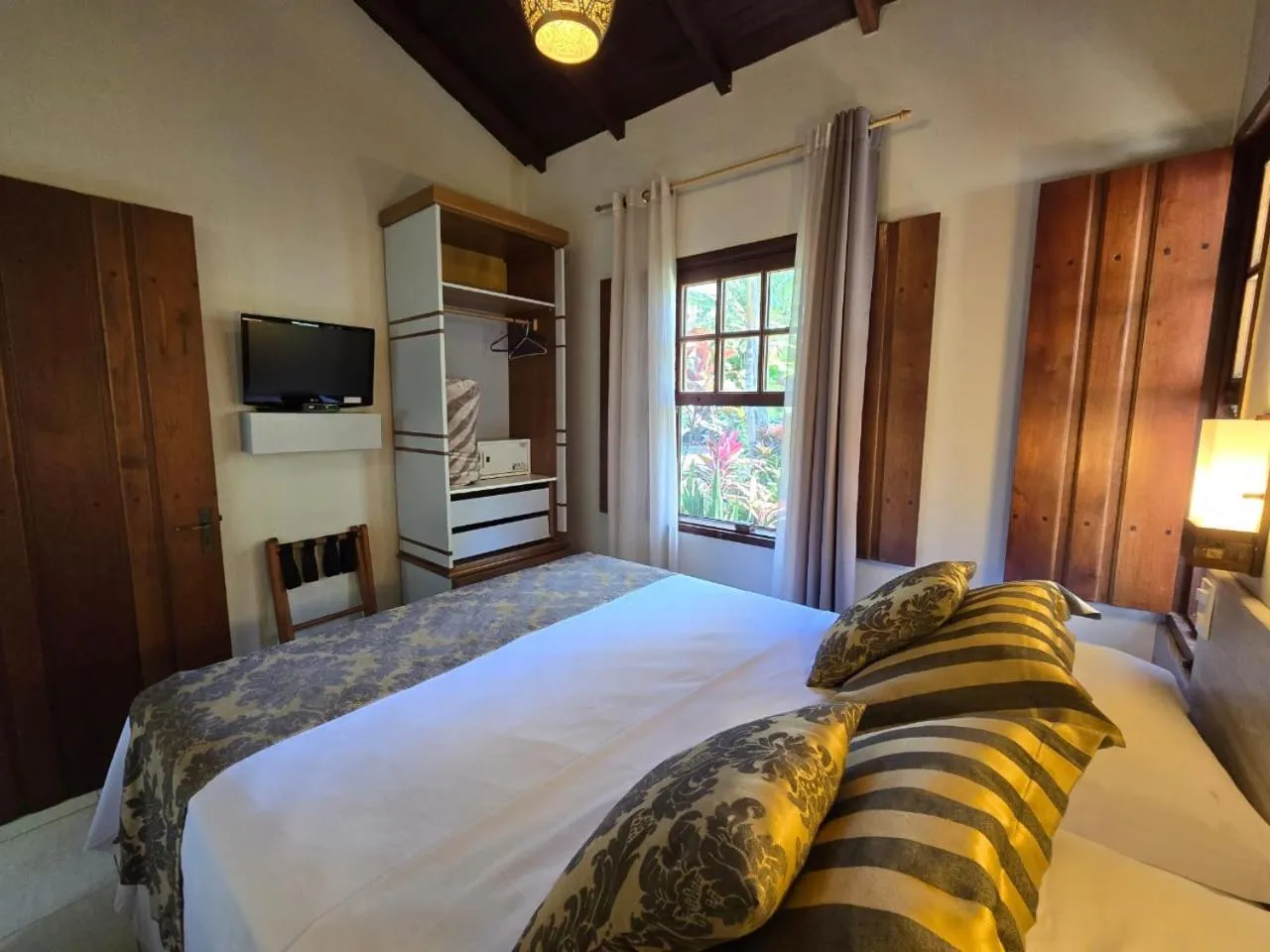 Photo of the whole room, Bed in Eliconial Paraty Pousada