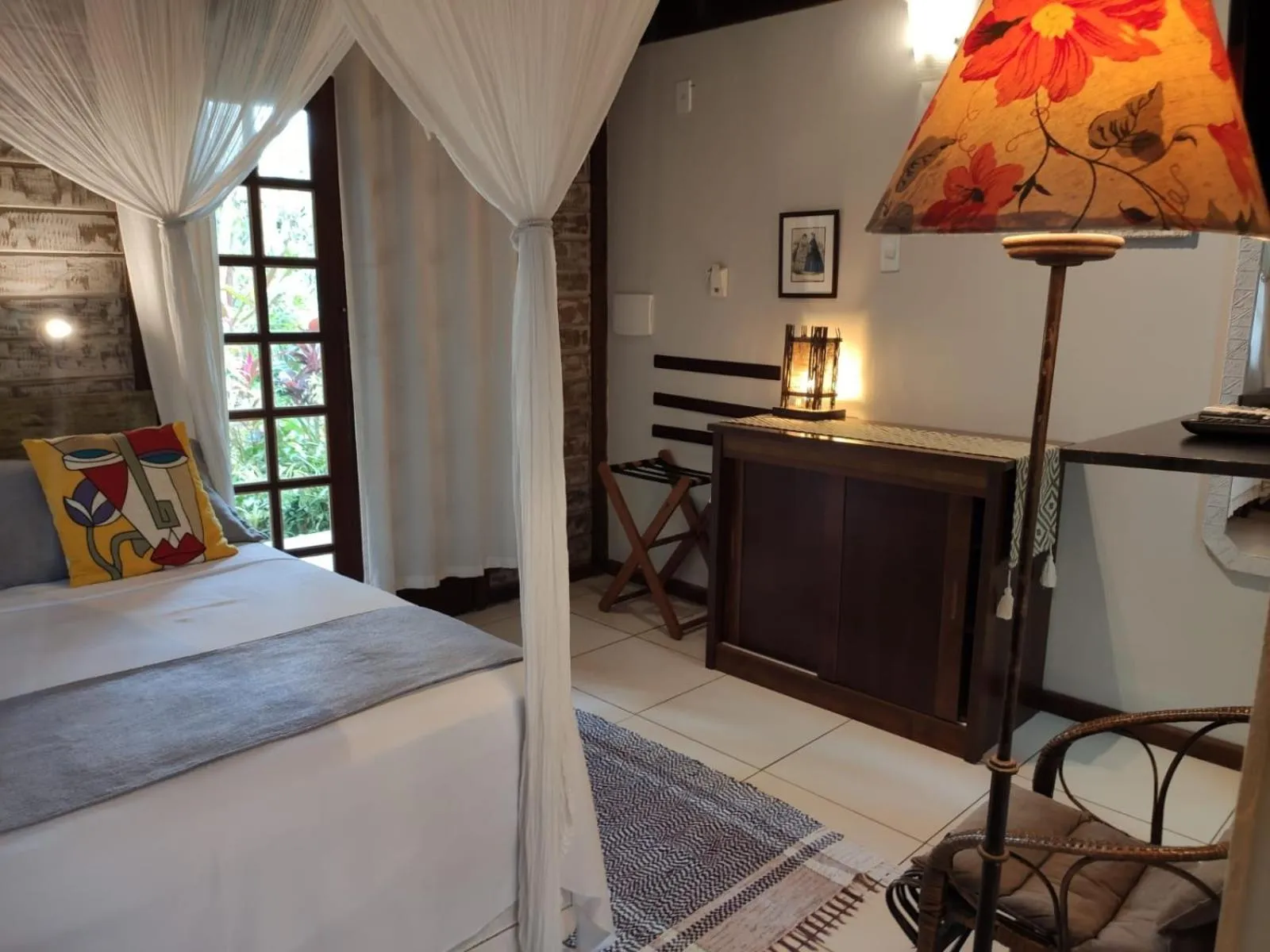 Photo of the whole room, Bed in Eliconial Paraty Pousada