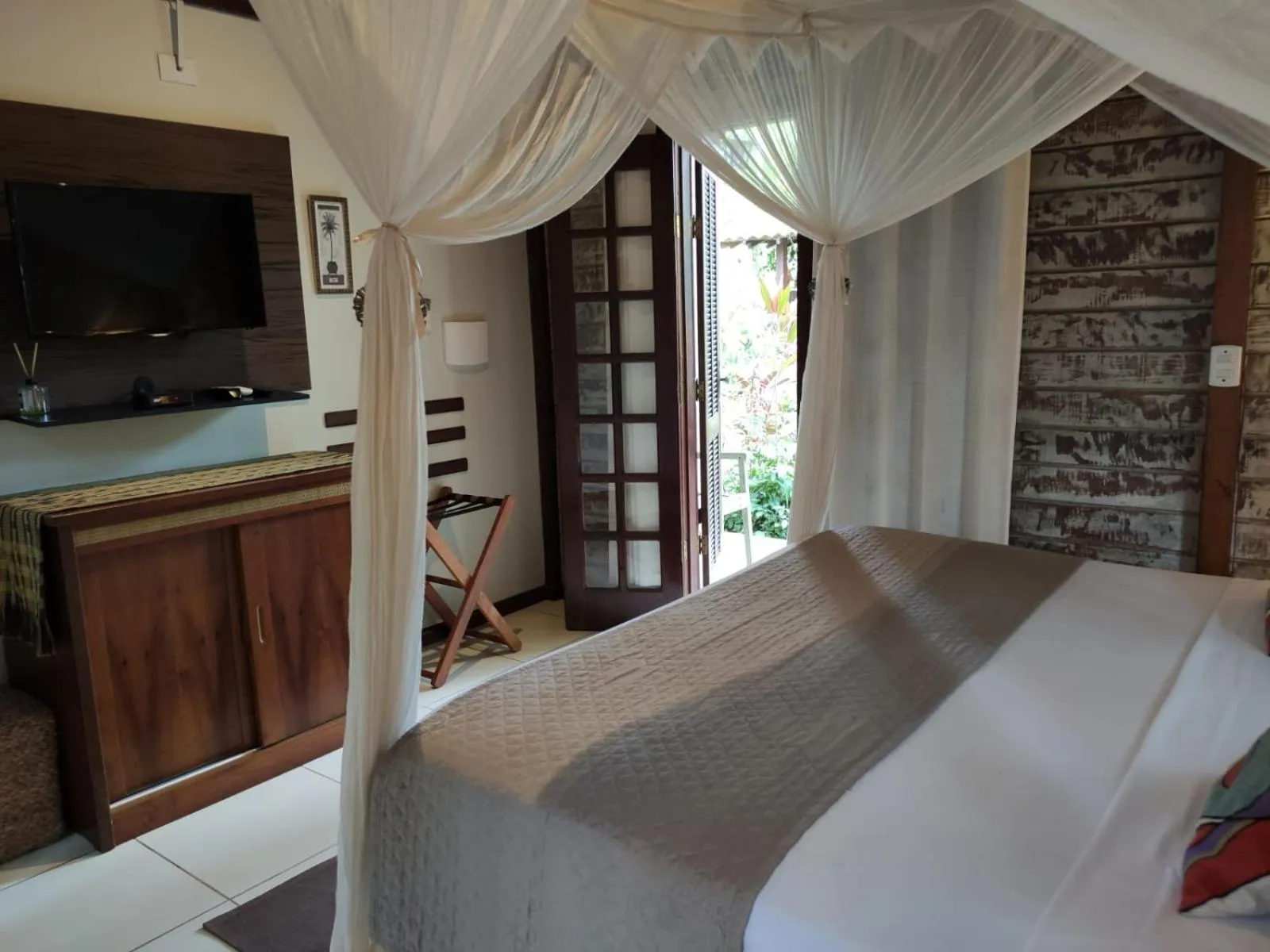 Photo of the whole room, Bed in Eliconial Paraty Pousada