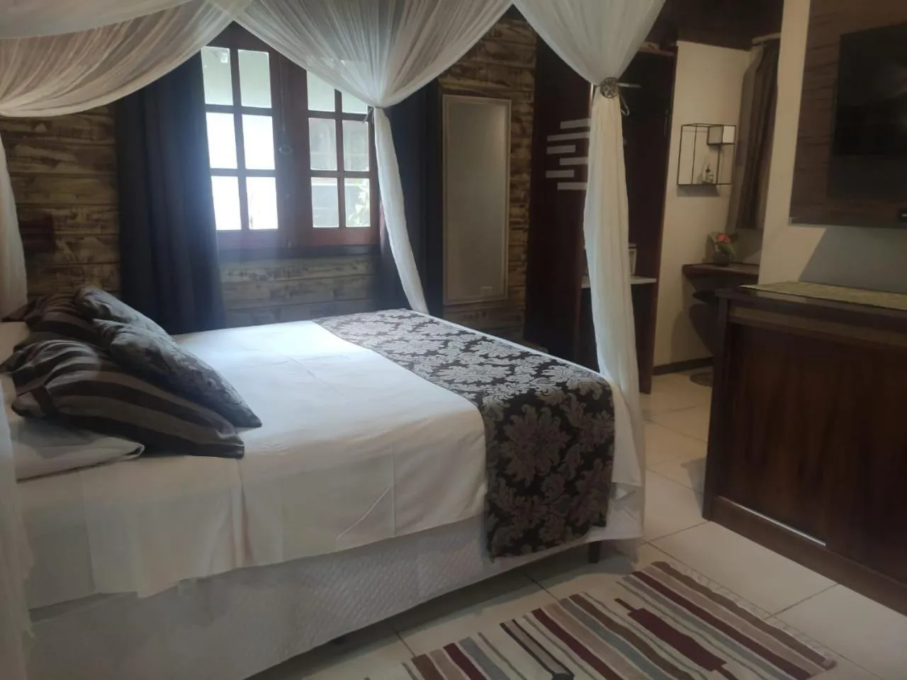 Photo of the whole room, Bed in Eliconial Paraty Pousada