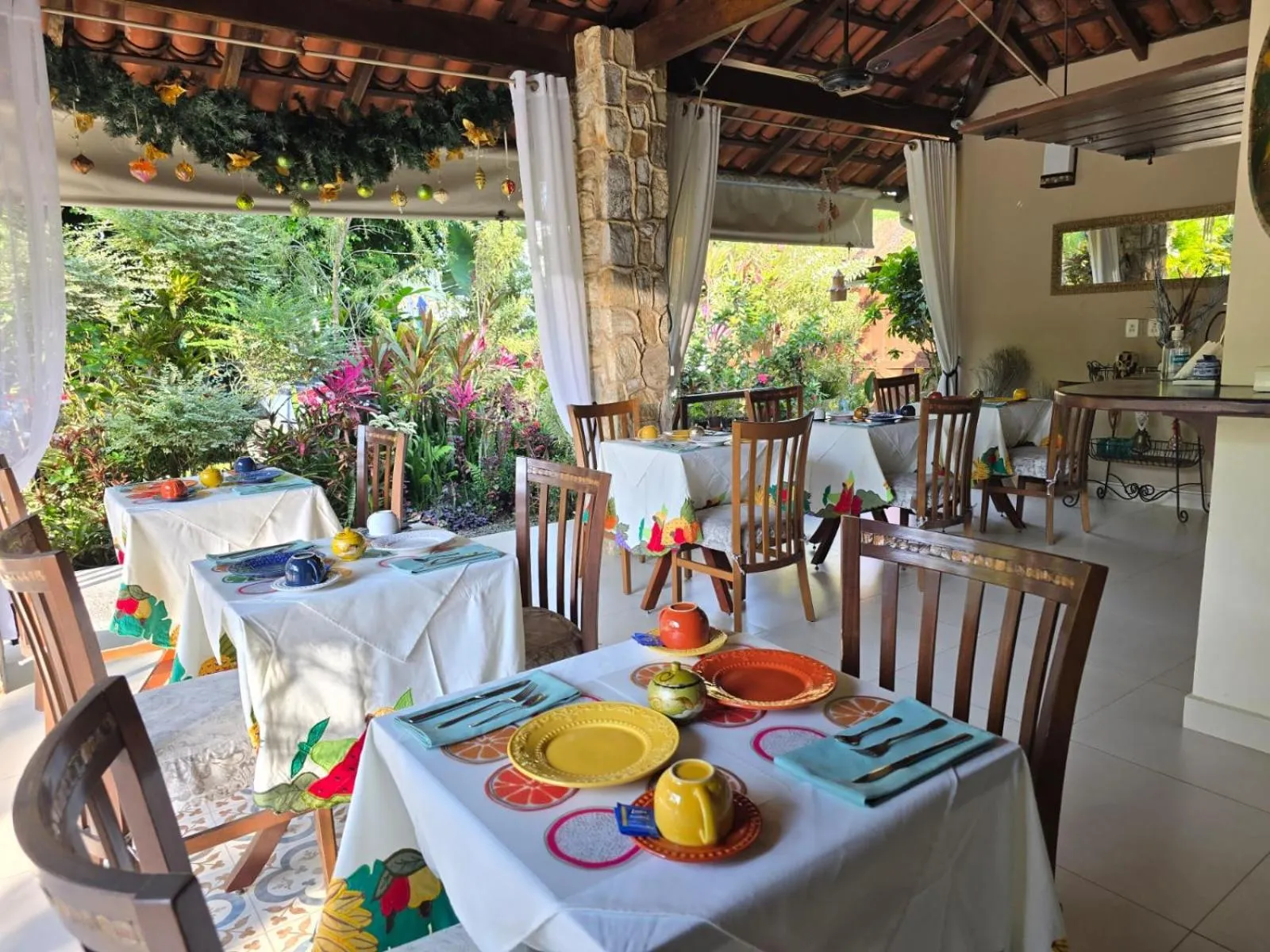 Dining area in Eliconial Paraty Pousada