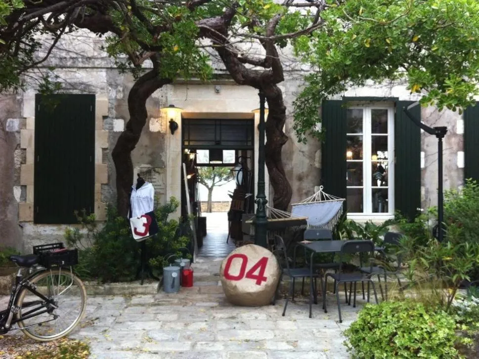 Property building in Le Mole (Appartements et Chambres)