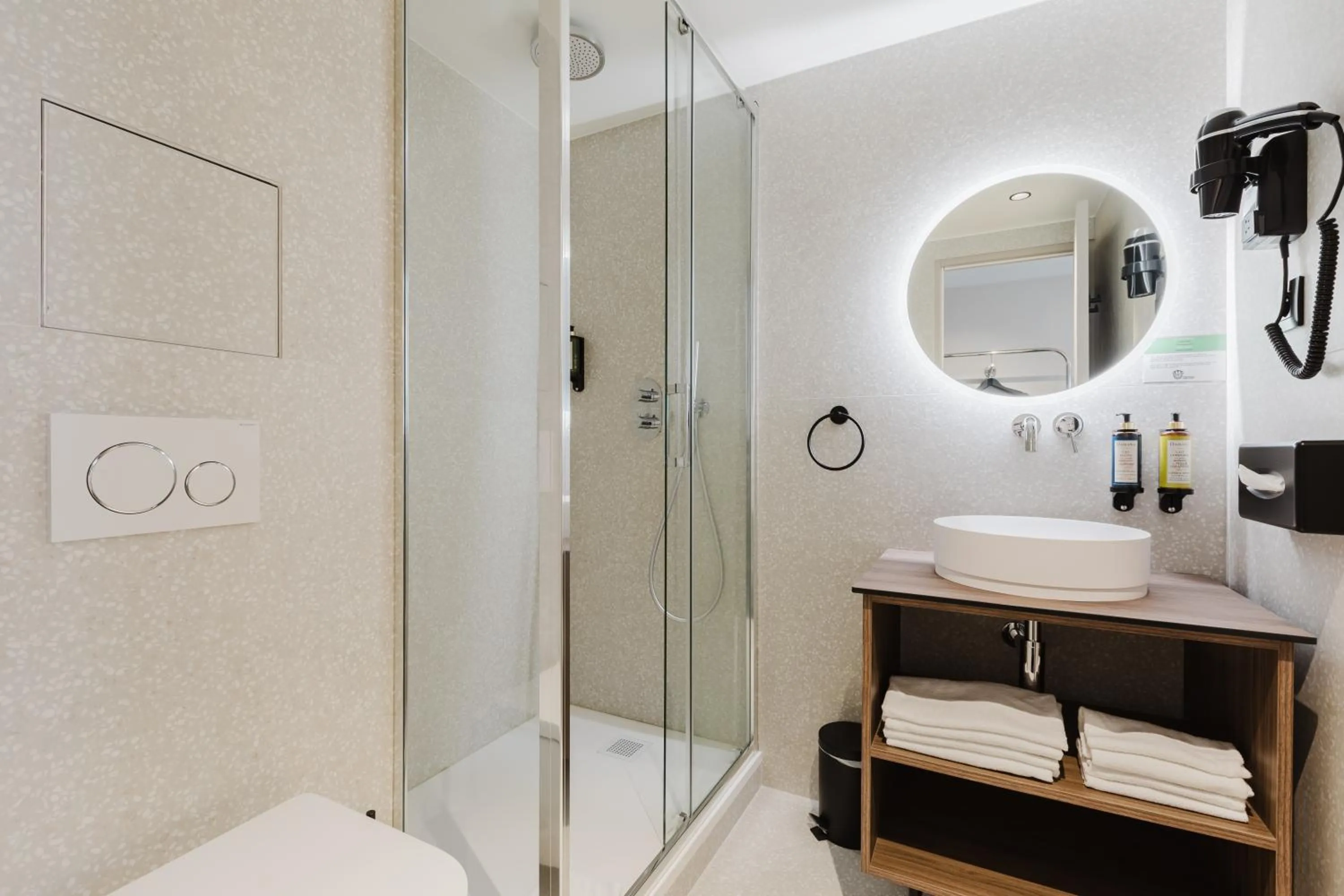 Shower in Hotel Prince Albert Opéra