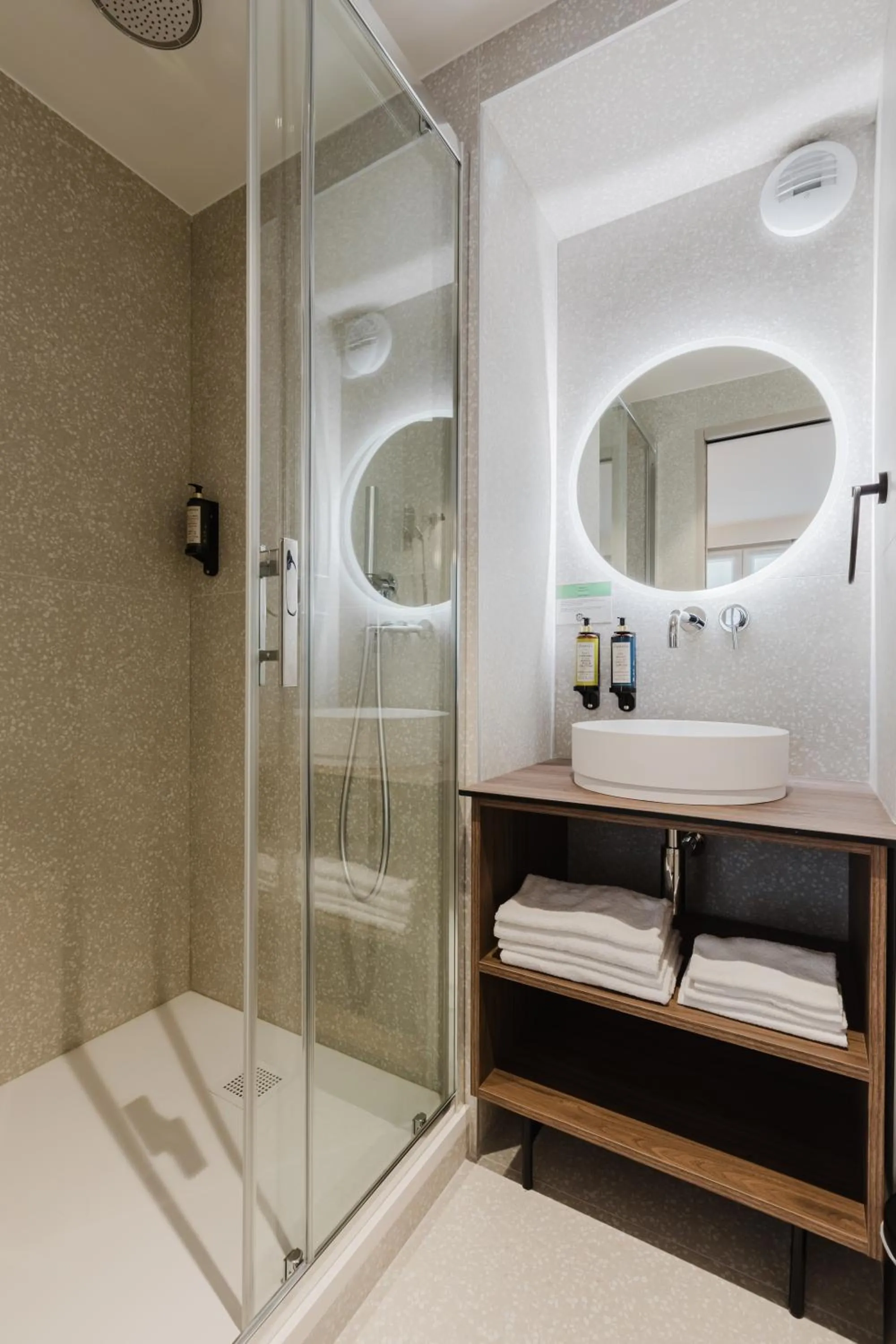 Shower in Hotel Prince Albert Opéra