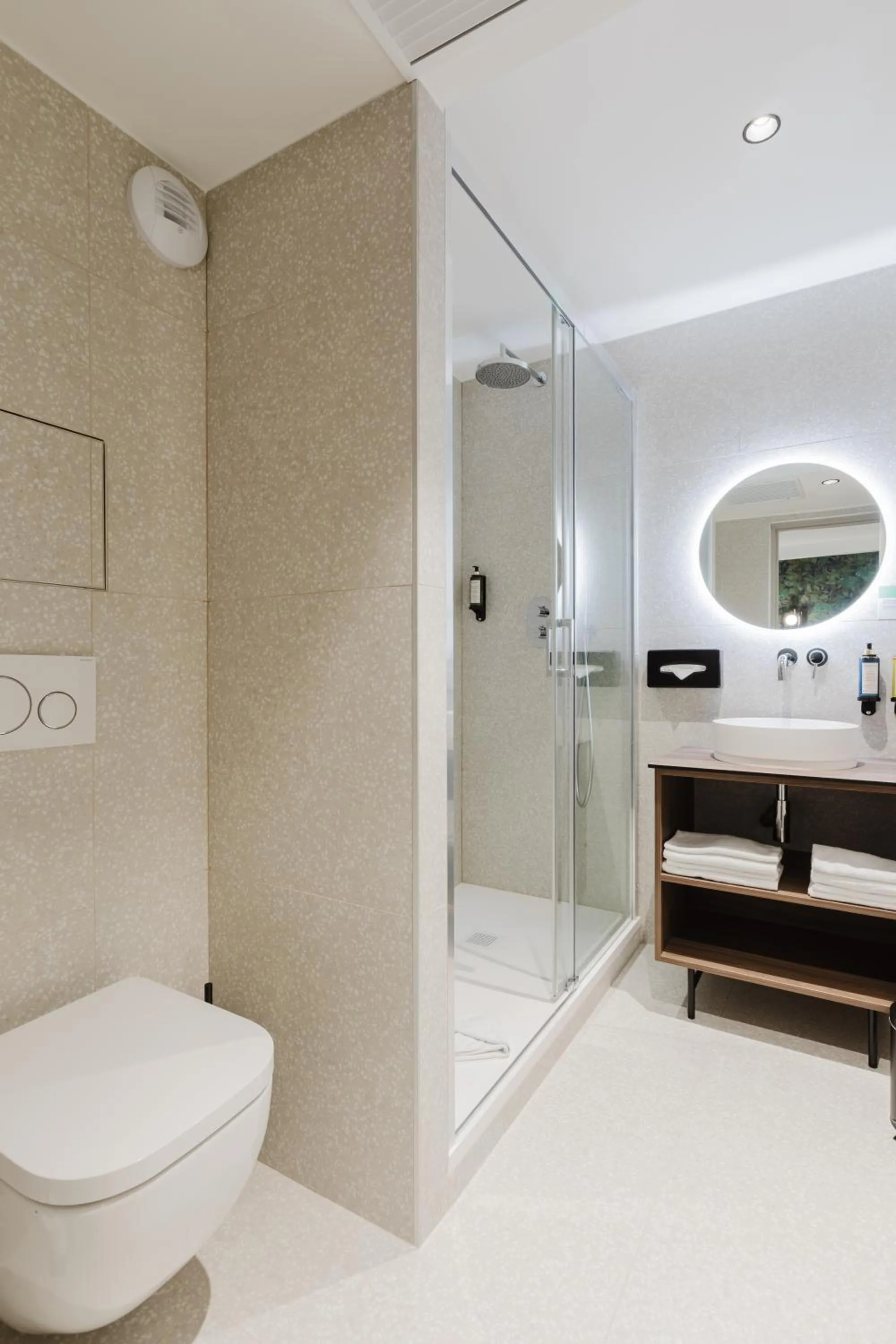 Shower in Hotel Prince Albert Opéra