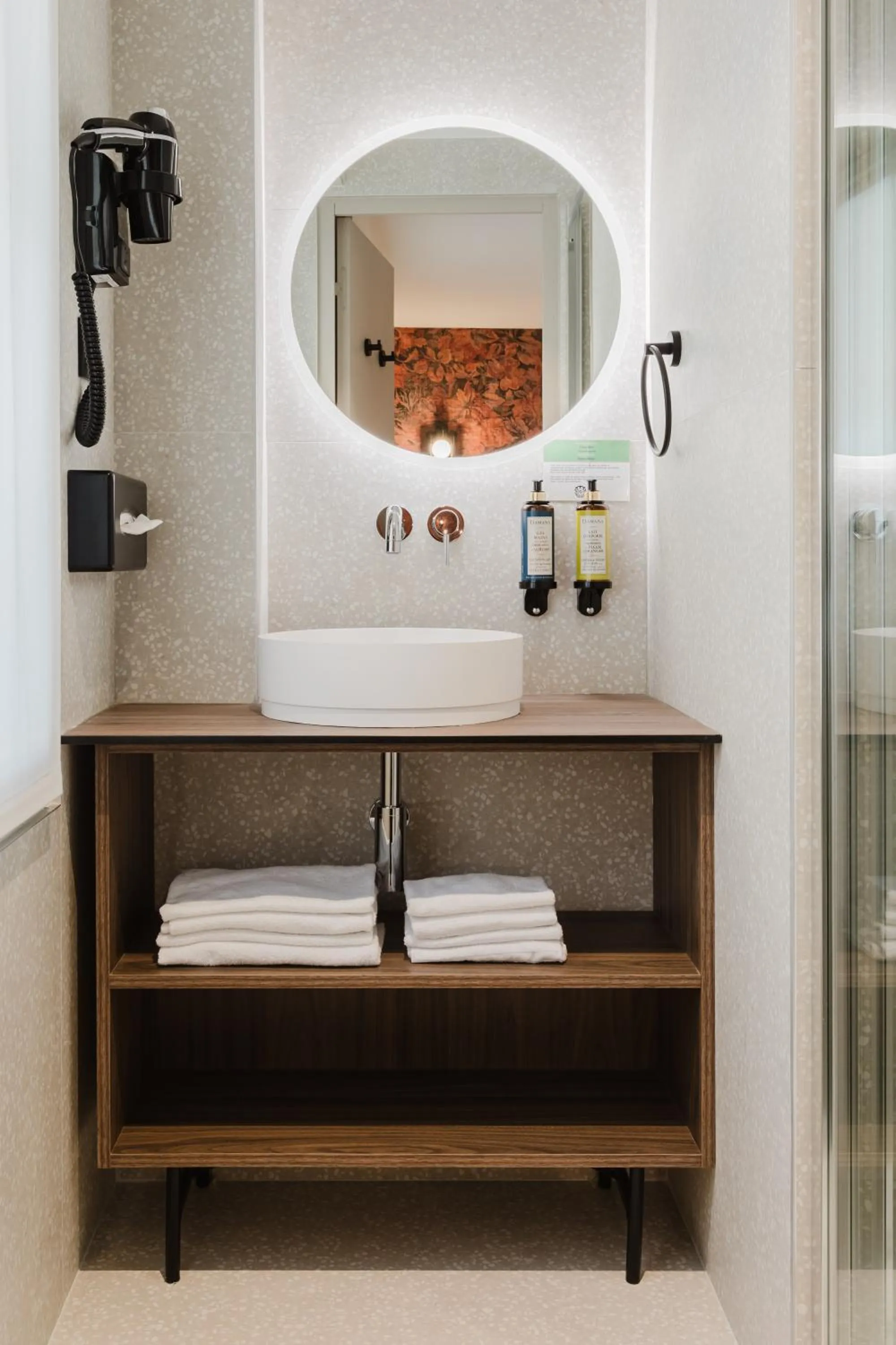 Shower in Hotel Prince Albert Opéra