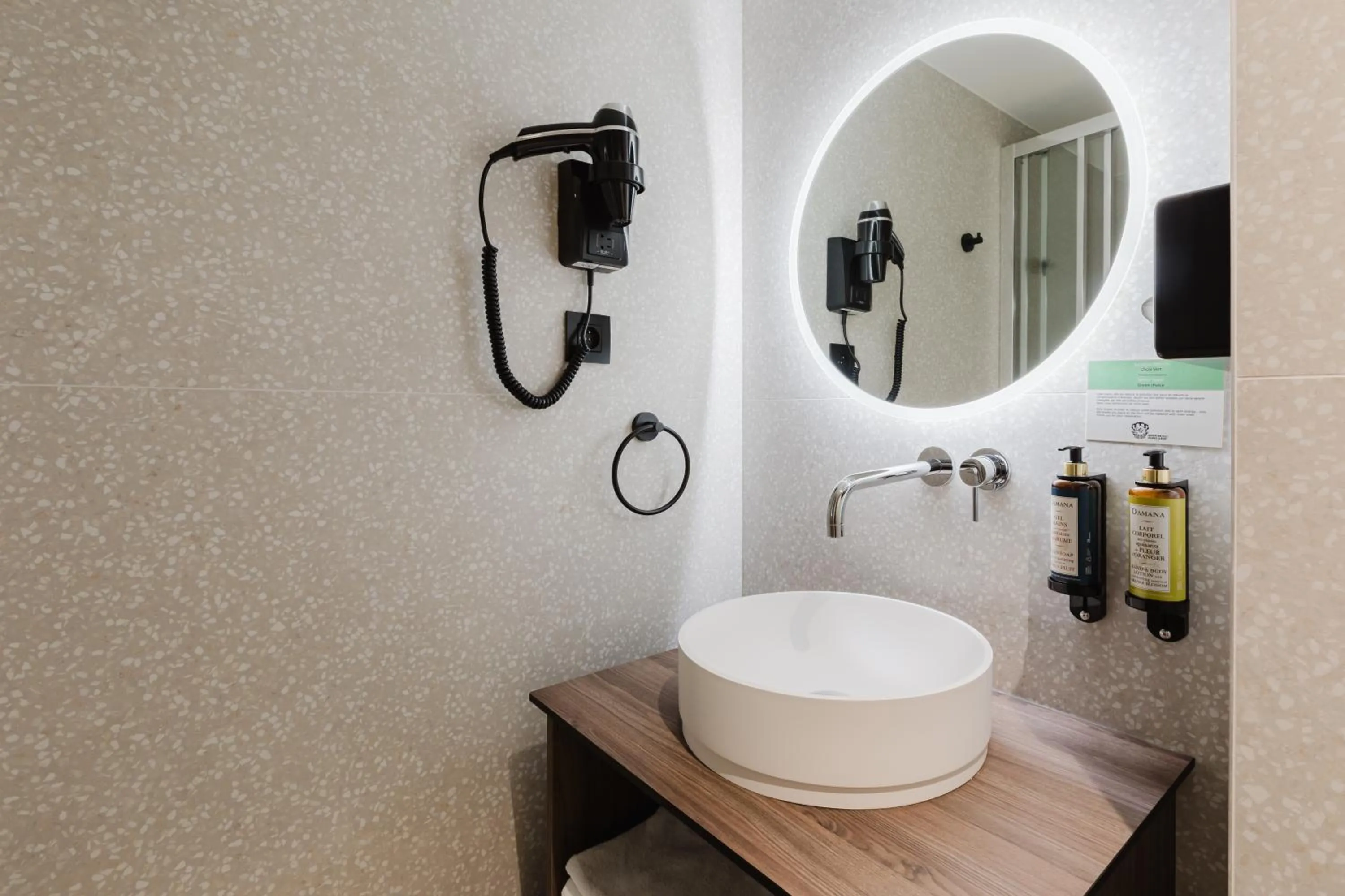 Shower in Hotel Prince Albert Opéra