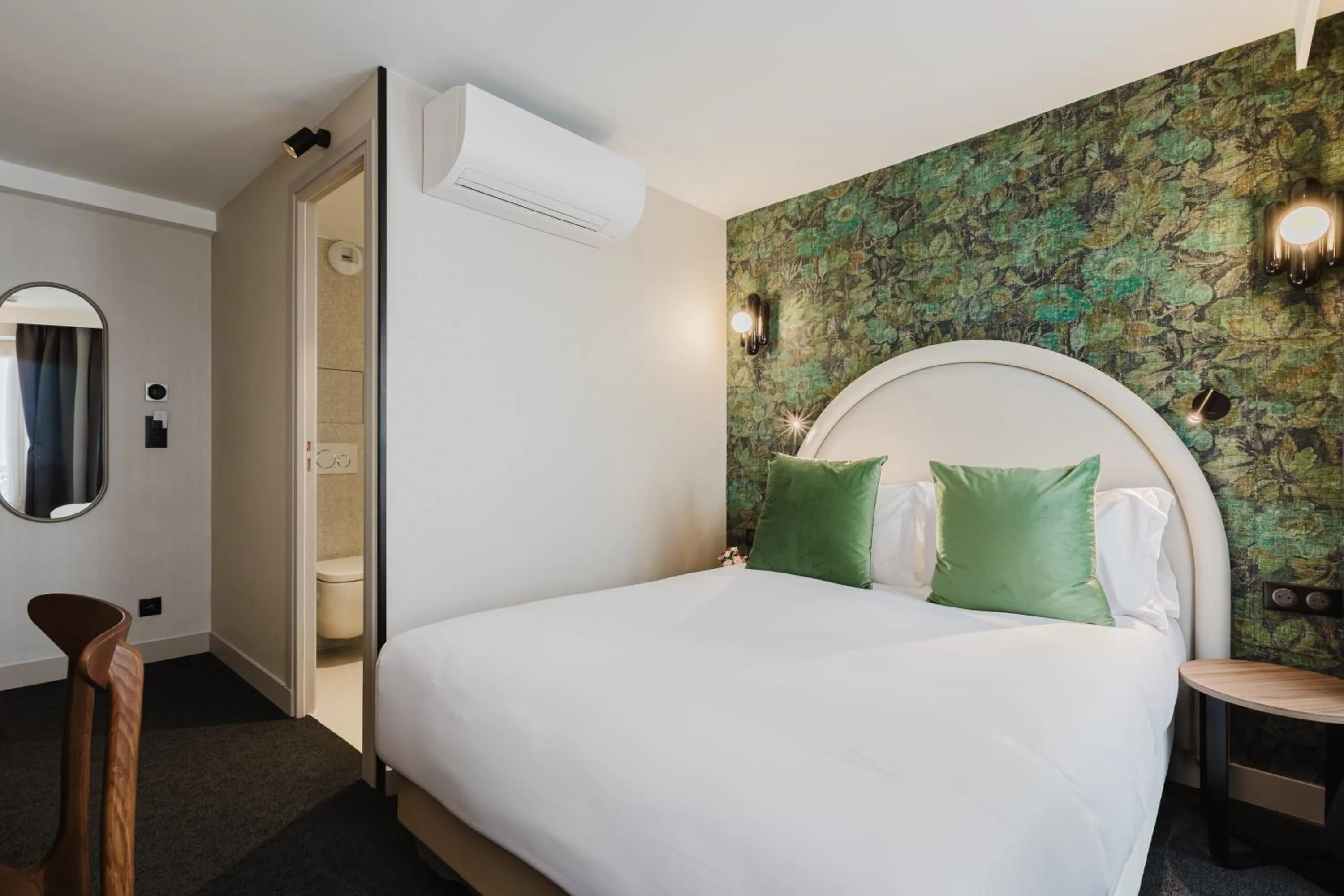 Bed in Hotel Prince Albert Opéra