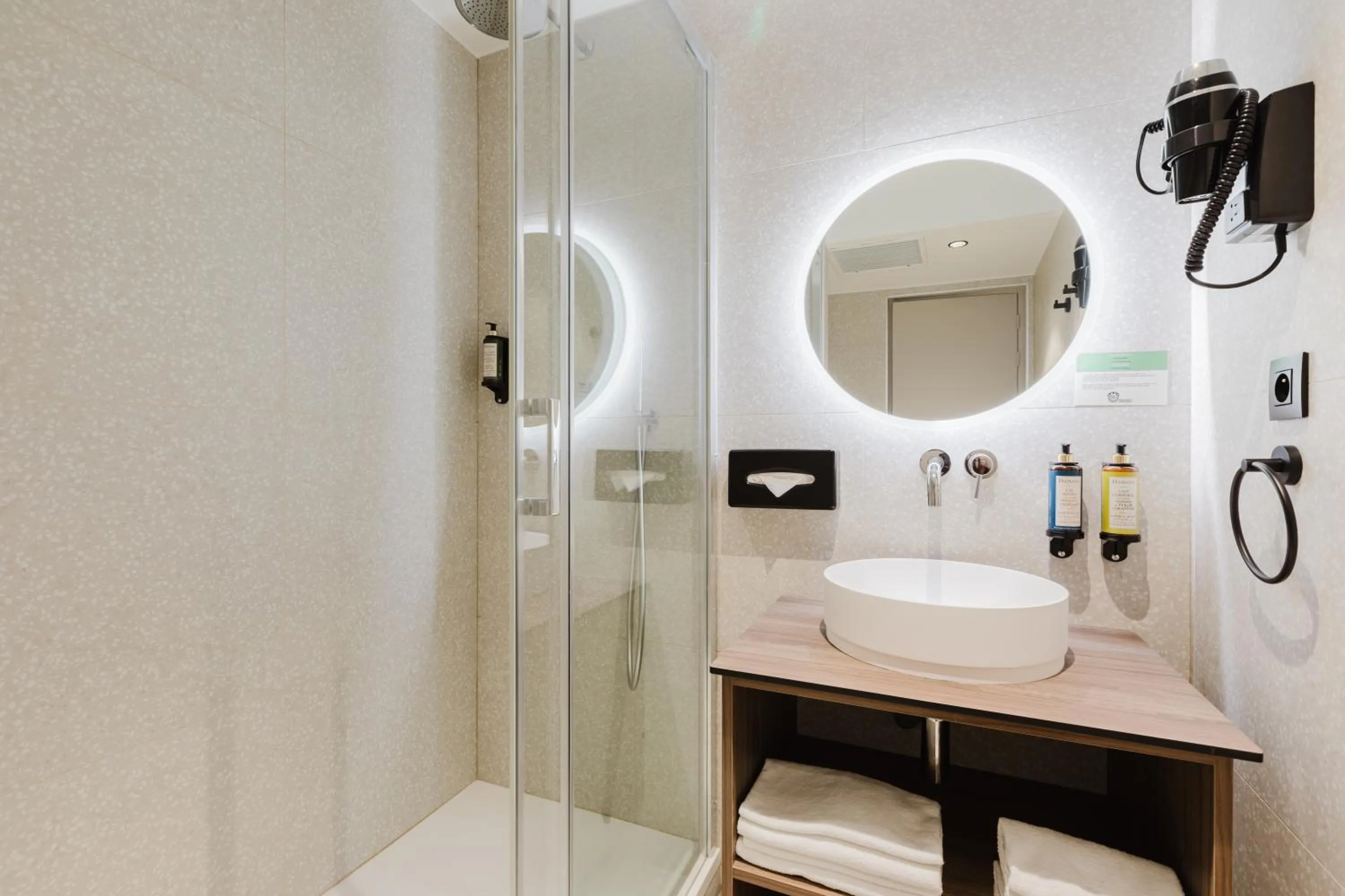 Shower in Hotel Prince Albert Opéra