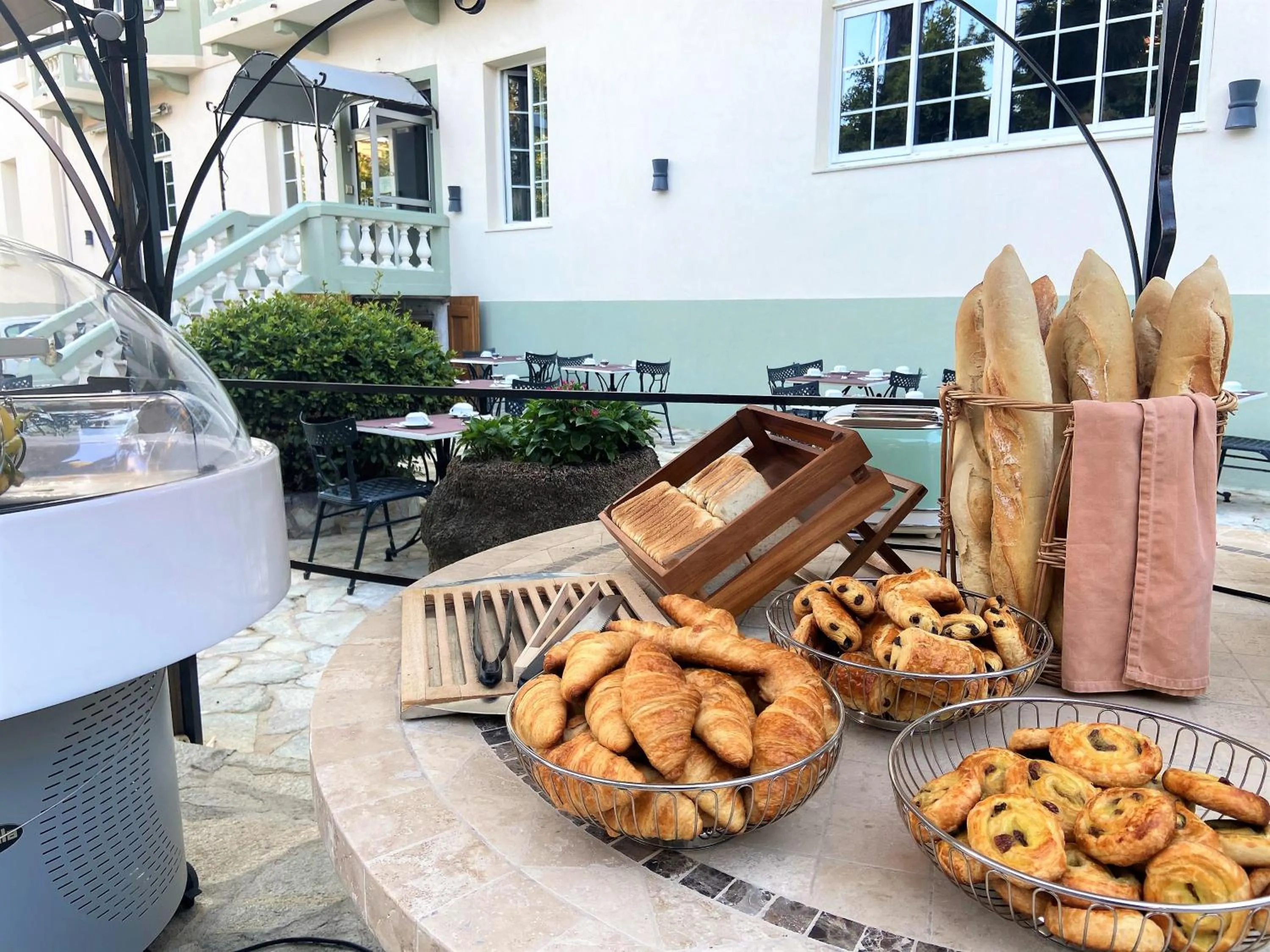 Buffet breakfast in Splendid Hôtel