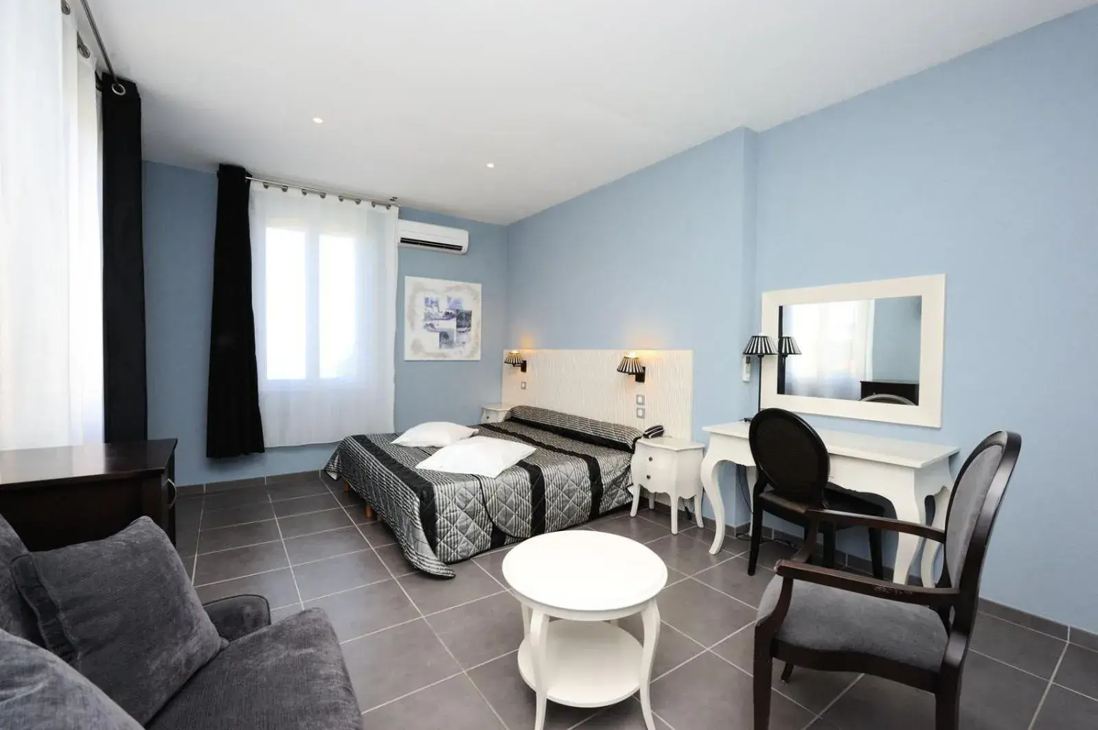 Photo of the whole room in Splendid Hôtel Photo of the whole room in Splendid Hôtel